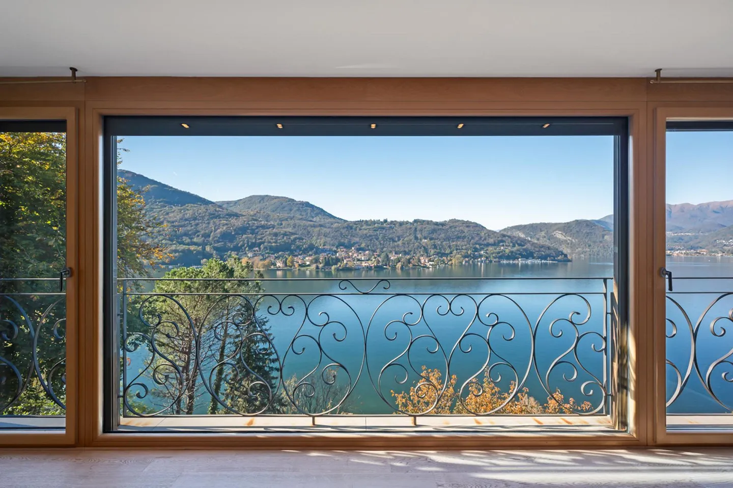 Villa élégante avec vue sur le lac et piscine - Photo 3 sur 11