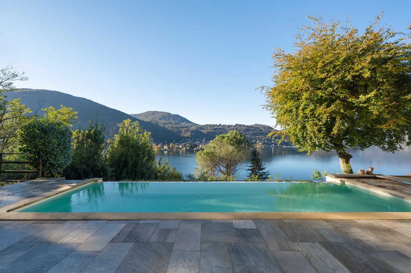Villa élégante avec vue sur le lac et piscine - Photo 4 sur 11