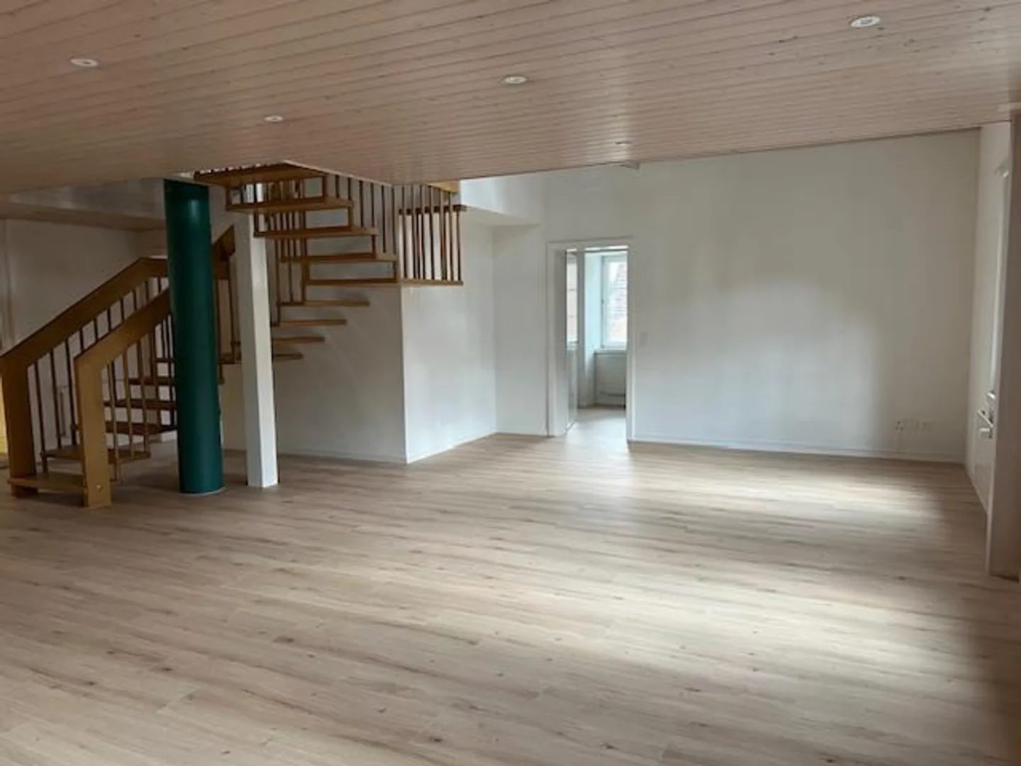 Appartamento duplex spazioso e recentemente ristrutturato nel centro di Altdorf - Foto 1 di 24
