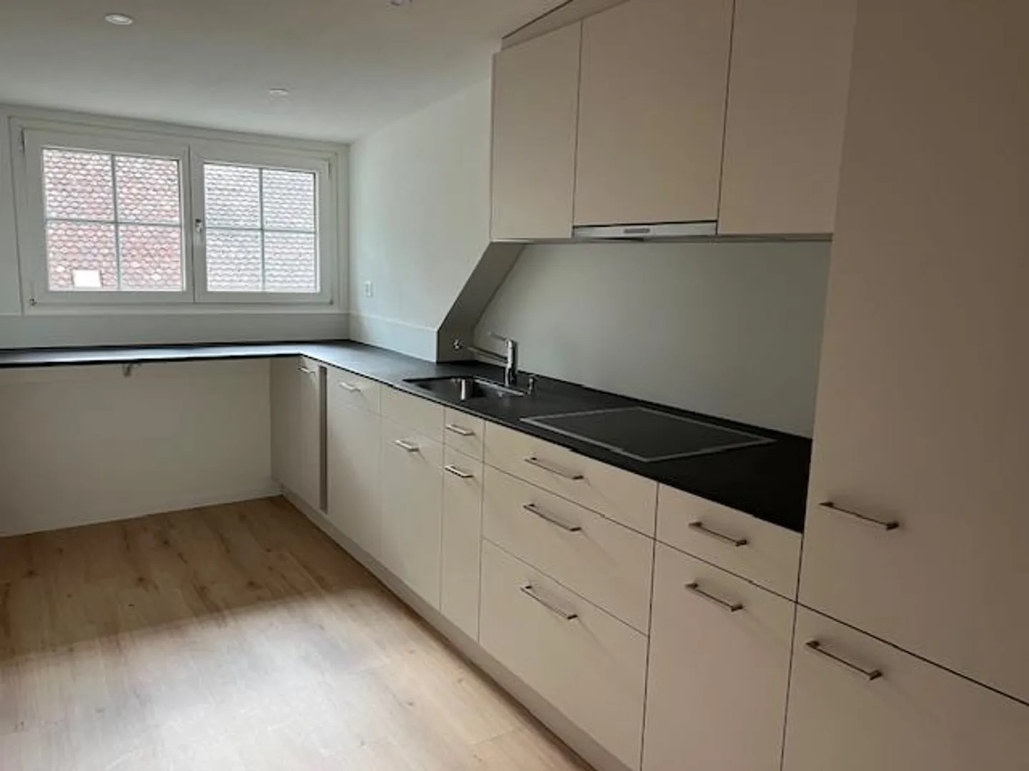 Appartamento duplex spazioso e recentemente ristrutturato nel centro di Altdorf - Foto 2 di 24