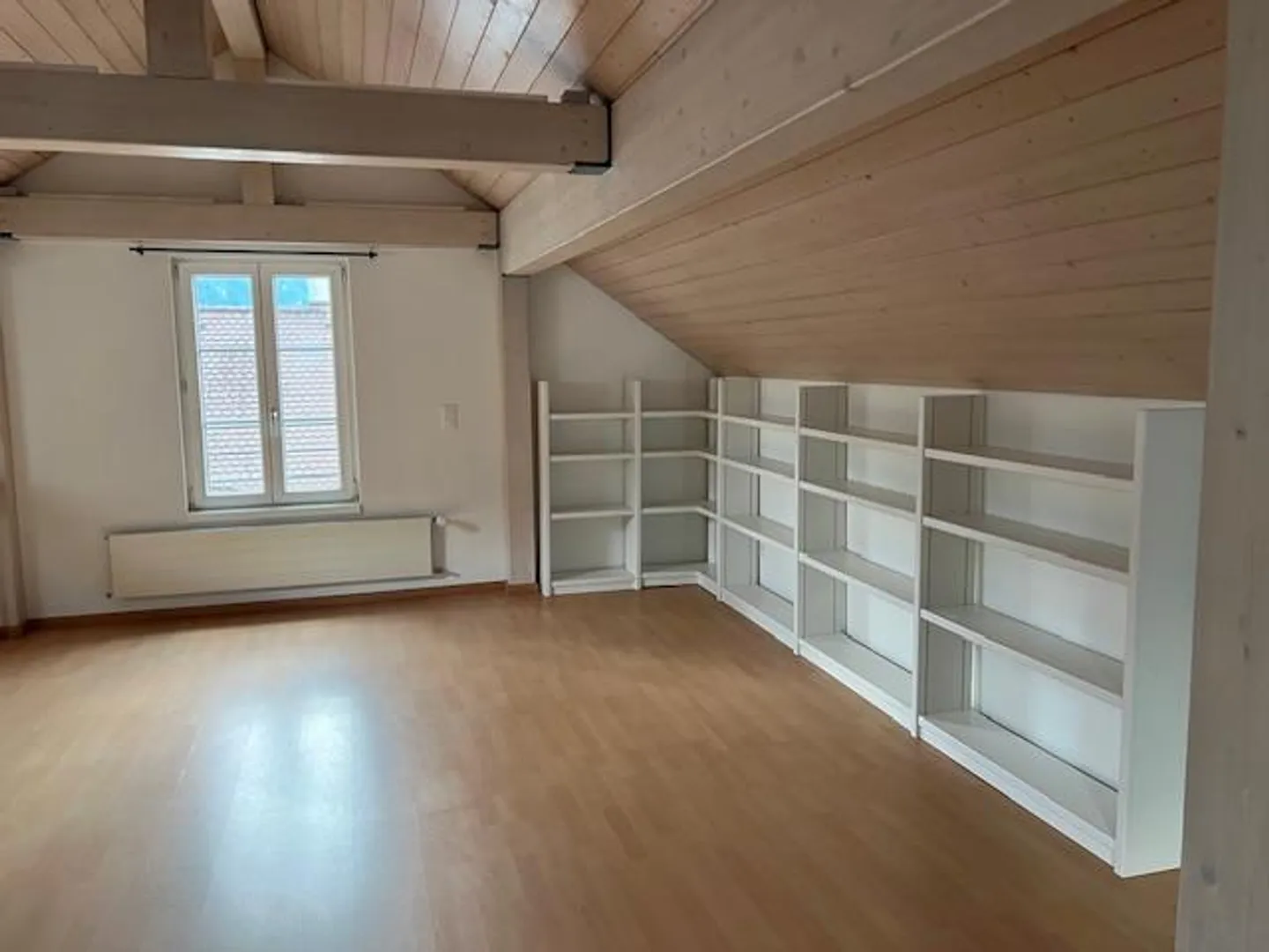 Appartamento duplex spazioso e recentemente ristrutturato nel centro di Altdorf - Foto 5 di 24