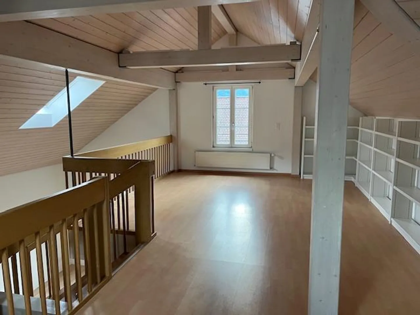 Appartamento duplex spazioso e recentemente ristrutturato nel centro di Altdorf - Foto 3 di 24