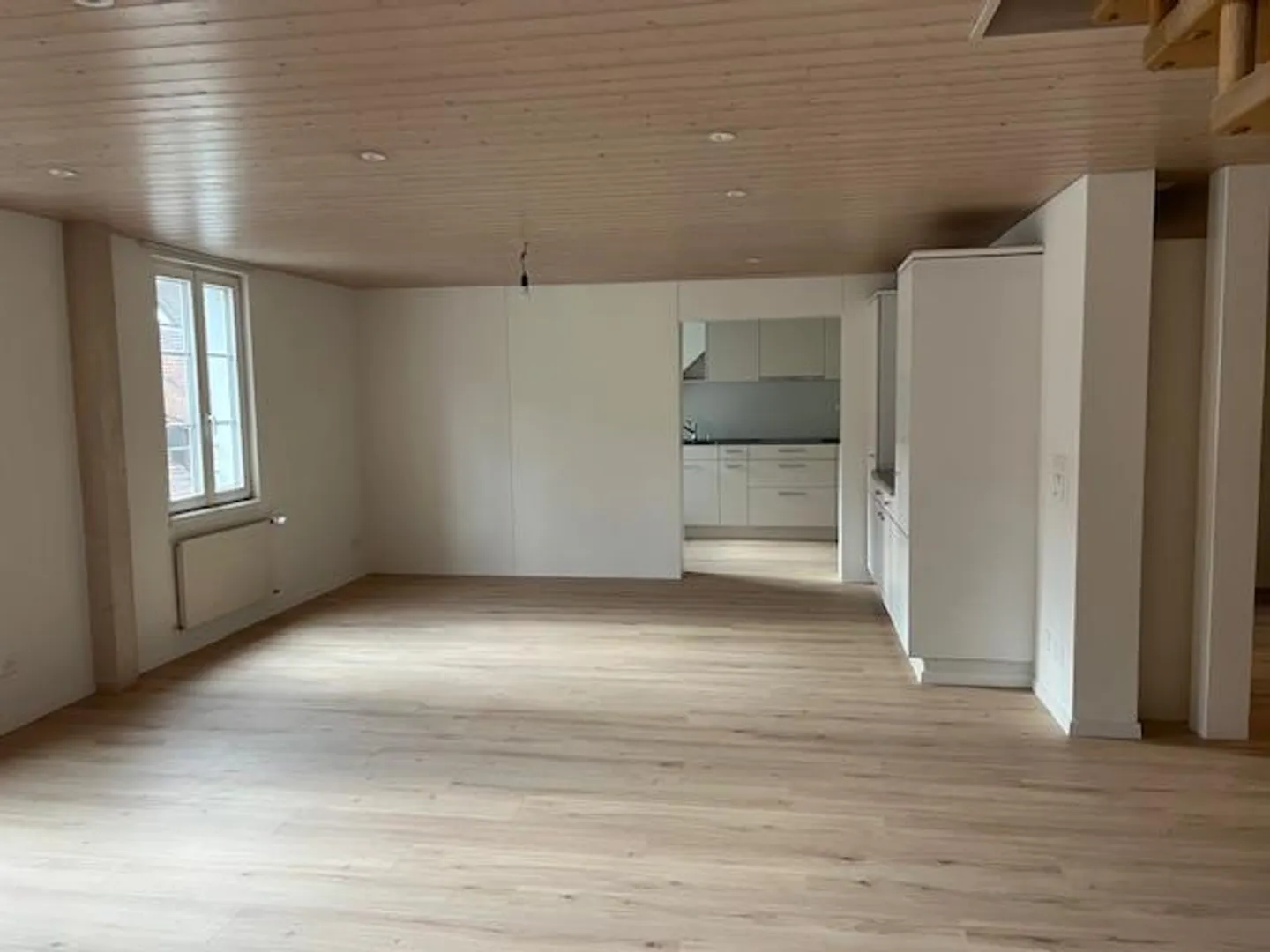 Appartamento duplex spazioso e recentemente ristrutturato nel centro di Altdorf - Foto 4 di 24