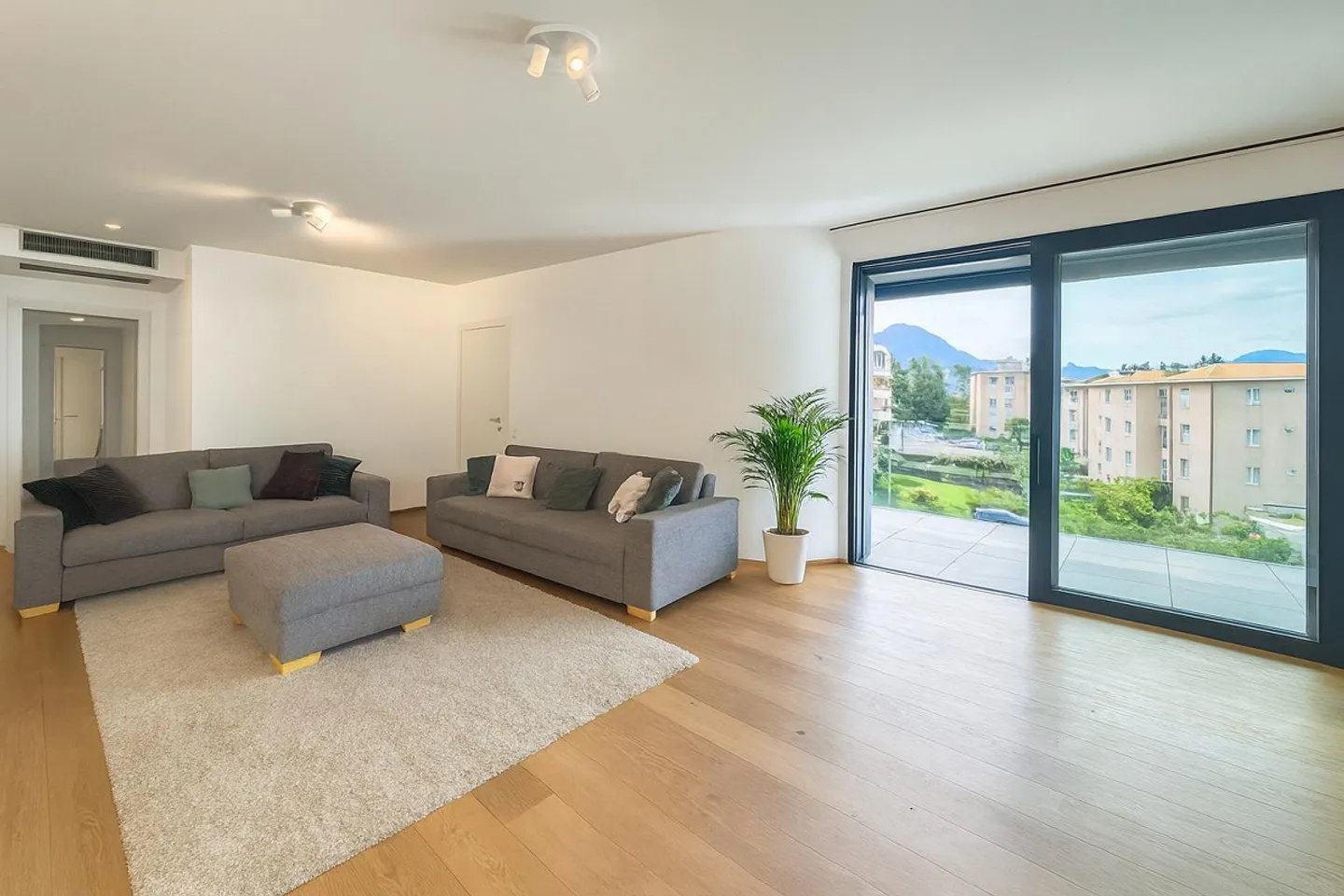 Geräumige Penthouse-Wohnung mit Dachterrasse in Pregassona - Foto 1 von 9