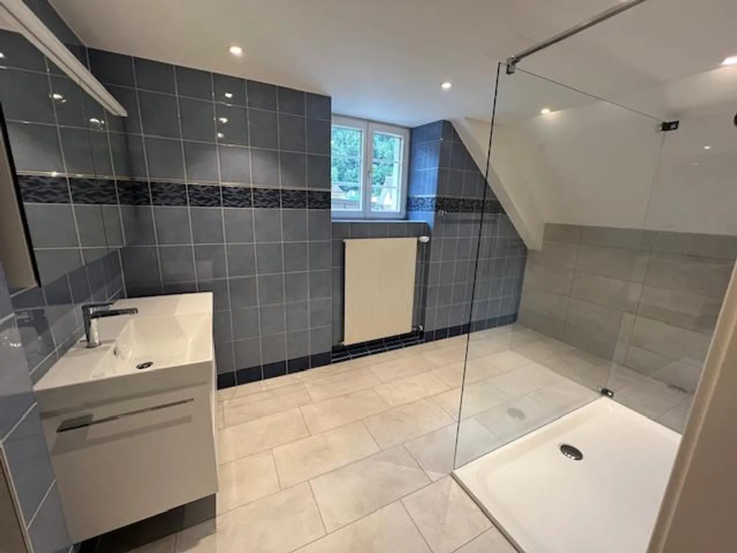 Appartamento duplex spazioso e recentemente ristrutturato nel centro di Altdorf - Foto 14 di 24