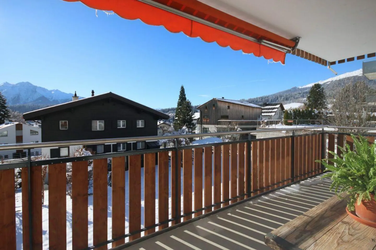 Appartamento ristrutturato di 4½ stanze (vacanze) in una posizione soleggiata con vista meravigliosa - Foto 17 di 20