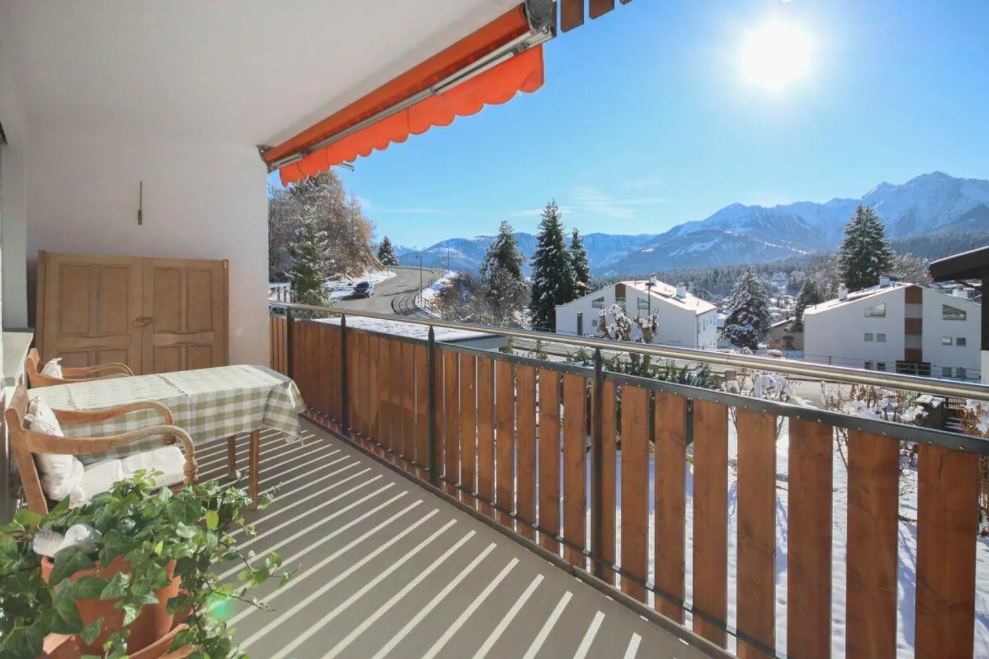 Appartamento ristrutturato di 4½ stanze (vacanze) in una posizione soleggiata con vista meravigliosa - Foto 18 di 20