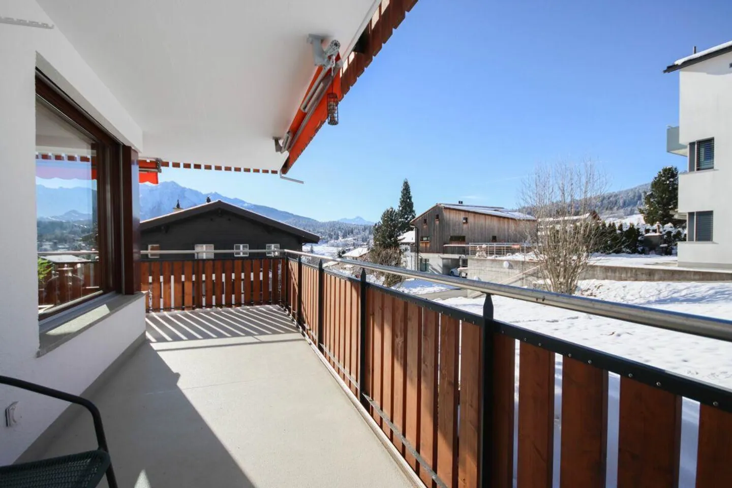 Appartamento ristrutturato di 4½ stanze (vacanze) in una posizione soleggiata con vista meravigliosa - Foto 19 di 20