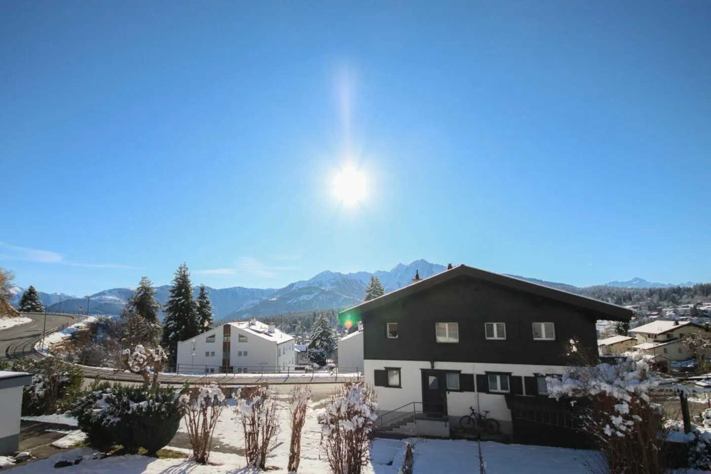 Appartamento ristrutturato di 4½ stanze (vacanze) in una posizione soleggiata con vista meravigliosa - Foto 20 di 20