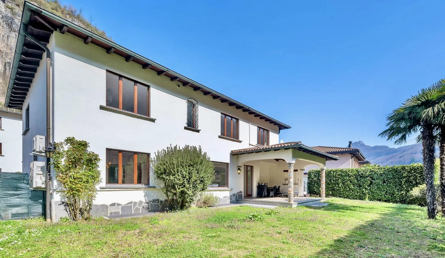 VILLA DANS UN STYLE MÉDITERRANÉEN, À SEULEMENT UN JET DE PIERRE DU LAC ET DU PARC FIGINO - Photo 1 sur 10
