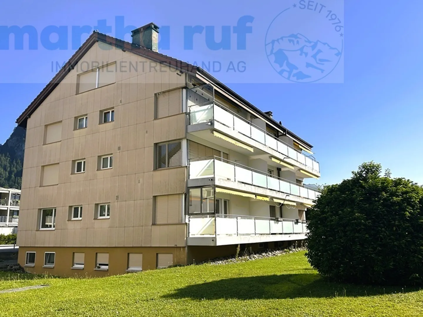 Luminoso appartamento di 4,5 stanze con balcone soleggiato e magnifica vista sulle montagne - Foto 2 di 13