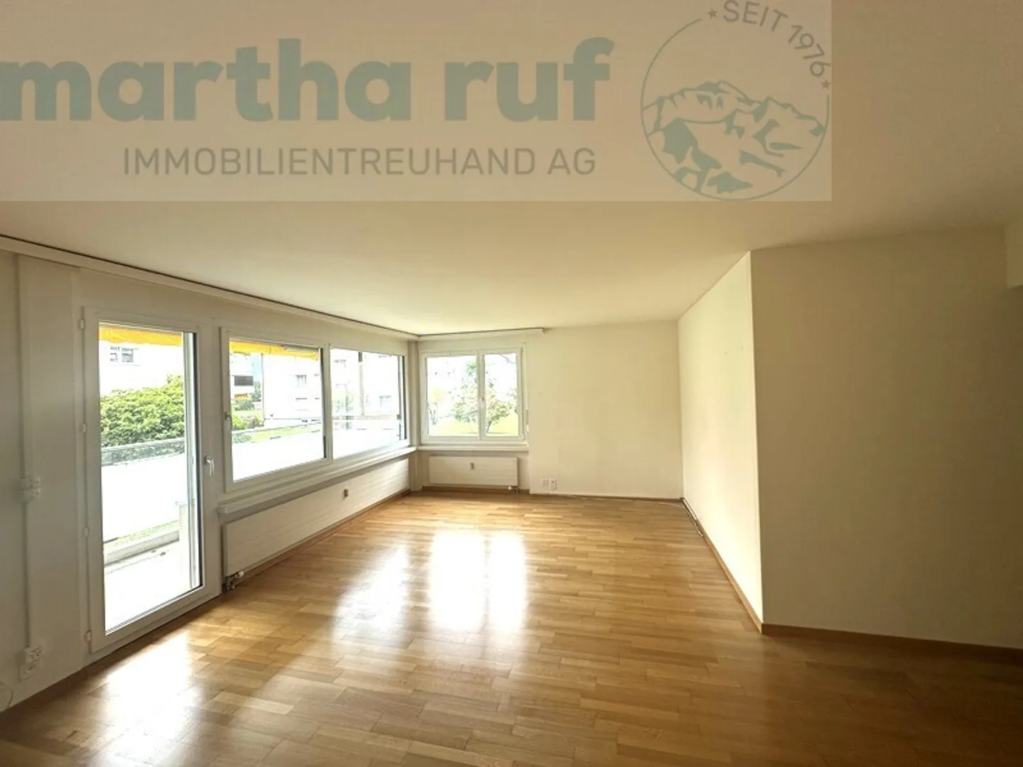 Luminoso appartamento di 4,5 stanze con balcone soleggiato e magnifica vista sulle montagne - Foto 4 di 13