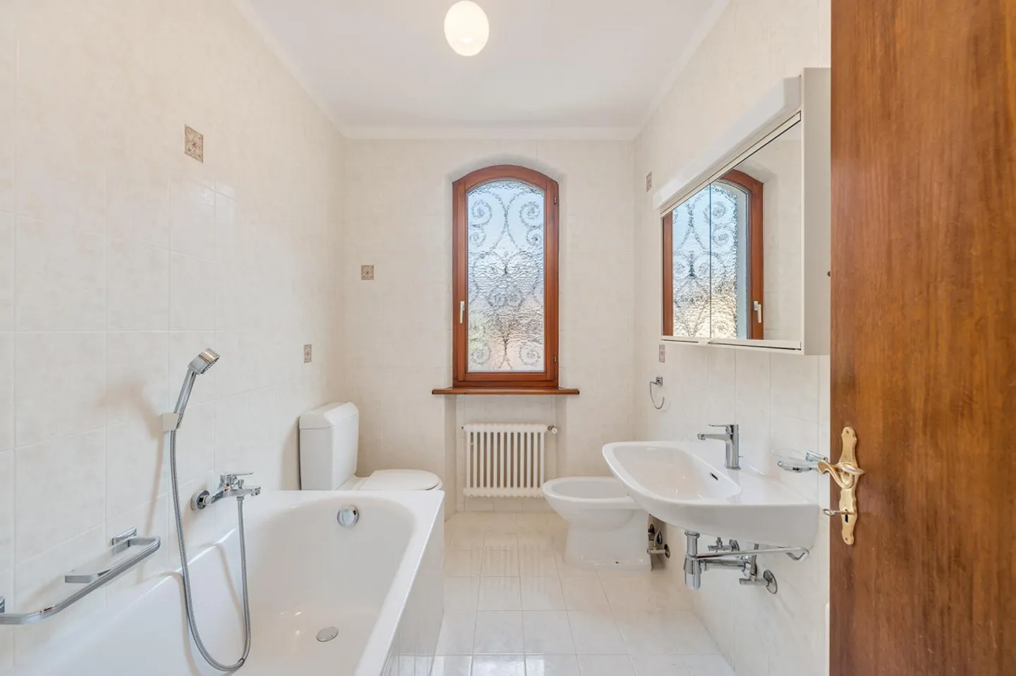 VILLA DANS UN STYLE MÉDITERRANÉEN, À SEULEMENT UN JET DE PIERRE DU LAC ET DU PARC FIGINO - Photo 7 sur 10