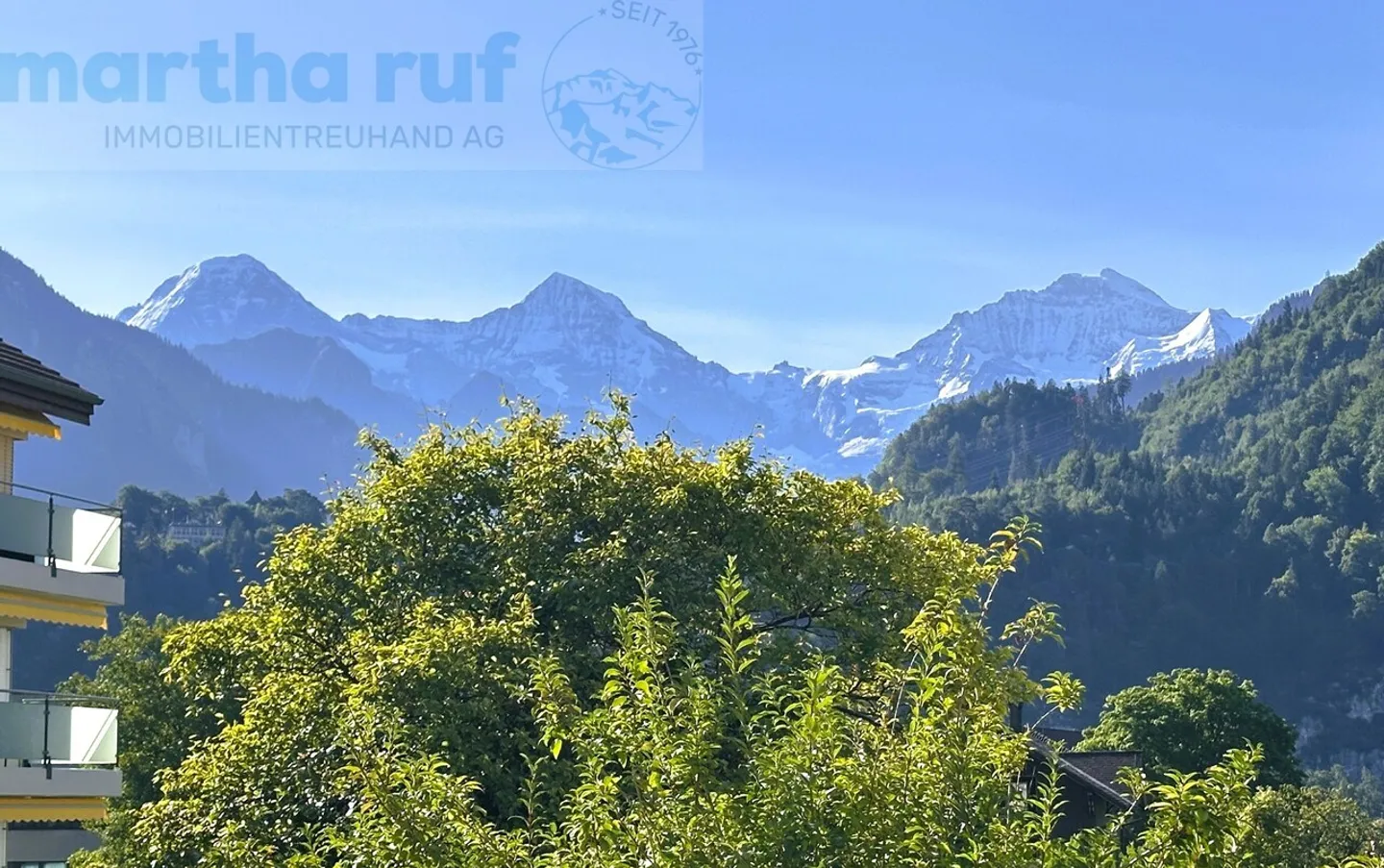 Luminoso appartamento di 4,5 stanze con balcone soleggiato e magnifica vista sulle montagne - Foto 1 di 13