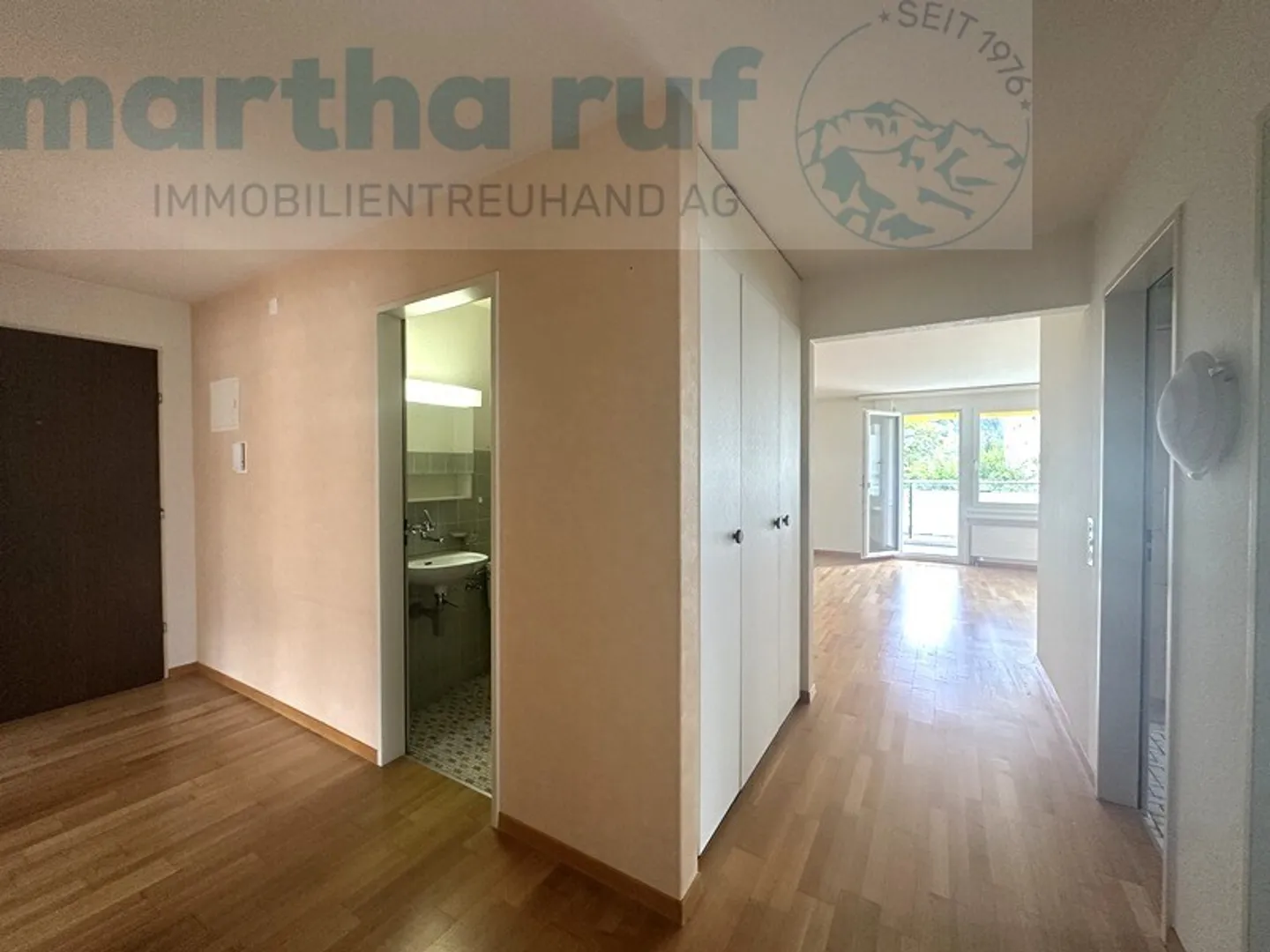 Luminoso appartamento di 4,5 stanze con balcone soleggiato e magnifica vista sulle montagne - Foto 12 di 13