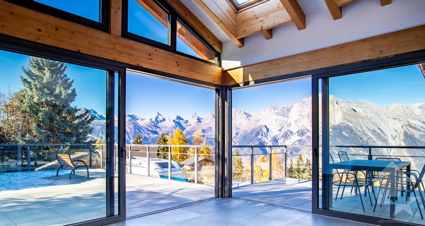 Superbe chalet rénové de 7.5 pièces, vue splendide, 300 m2 - Photo 2 sur 13