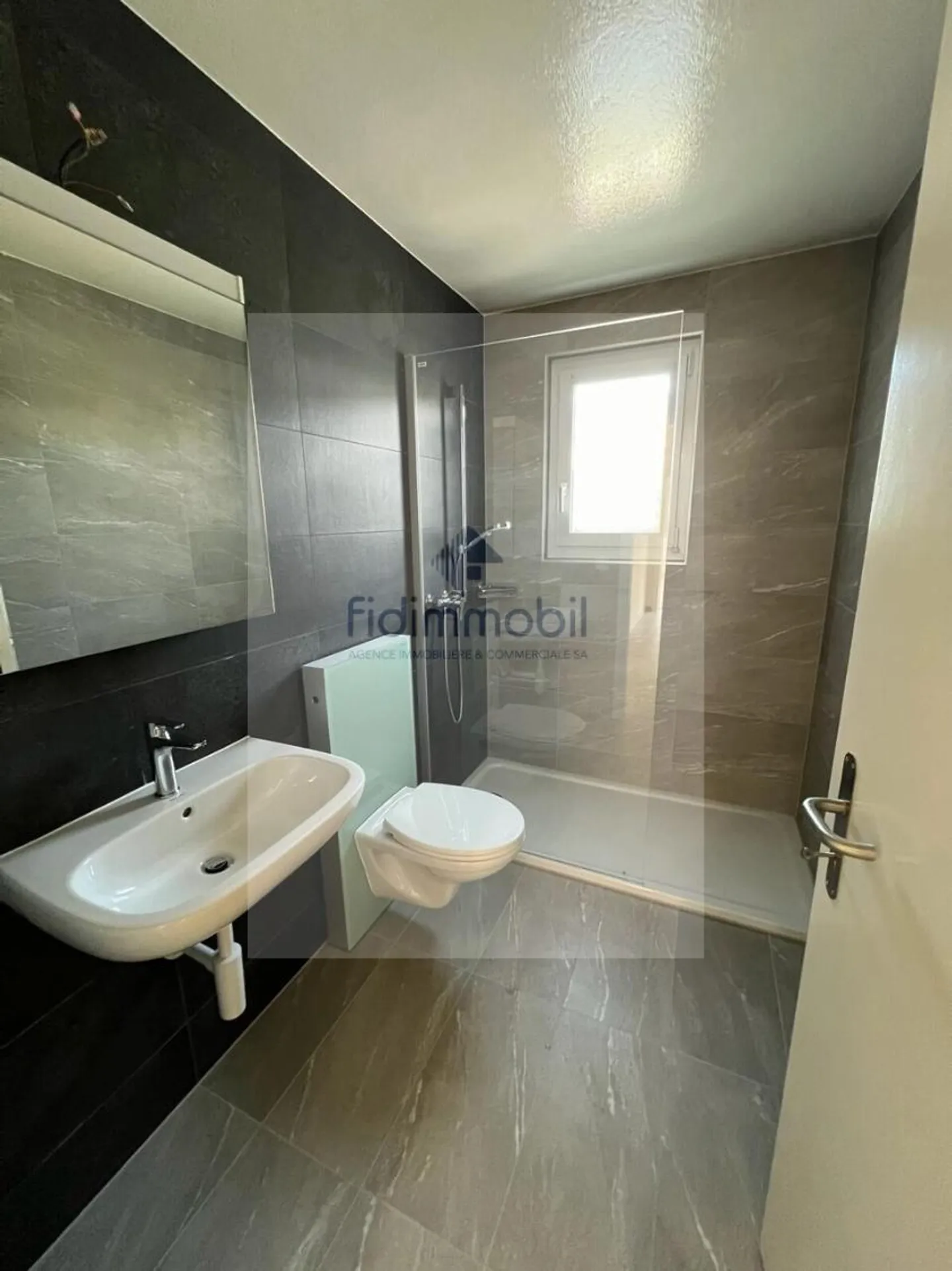 Stunning 3.5-room apartment fully renovated, located on the ground floor - Photo 1 of 4