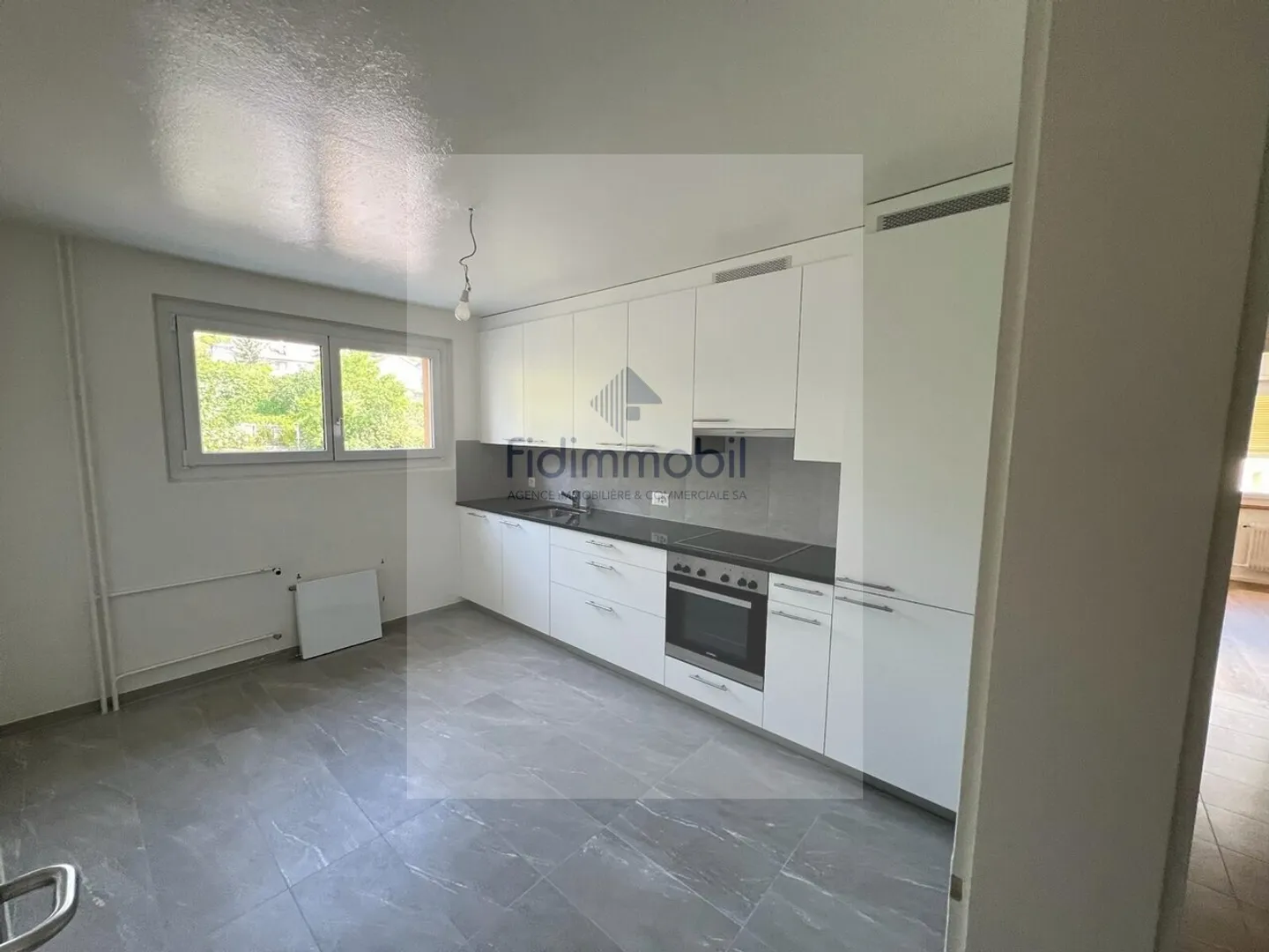 Stunning 3.5-room apartment fully renovated, located on the ground floor - Photo 2 of 4