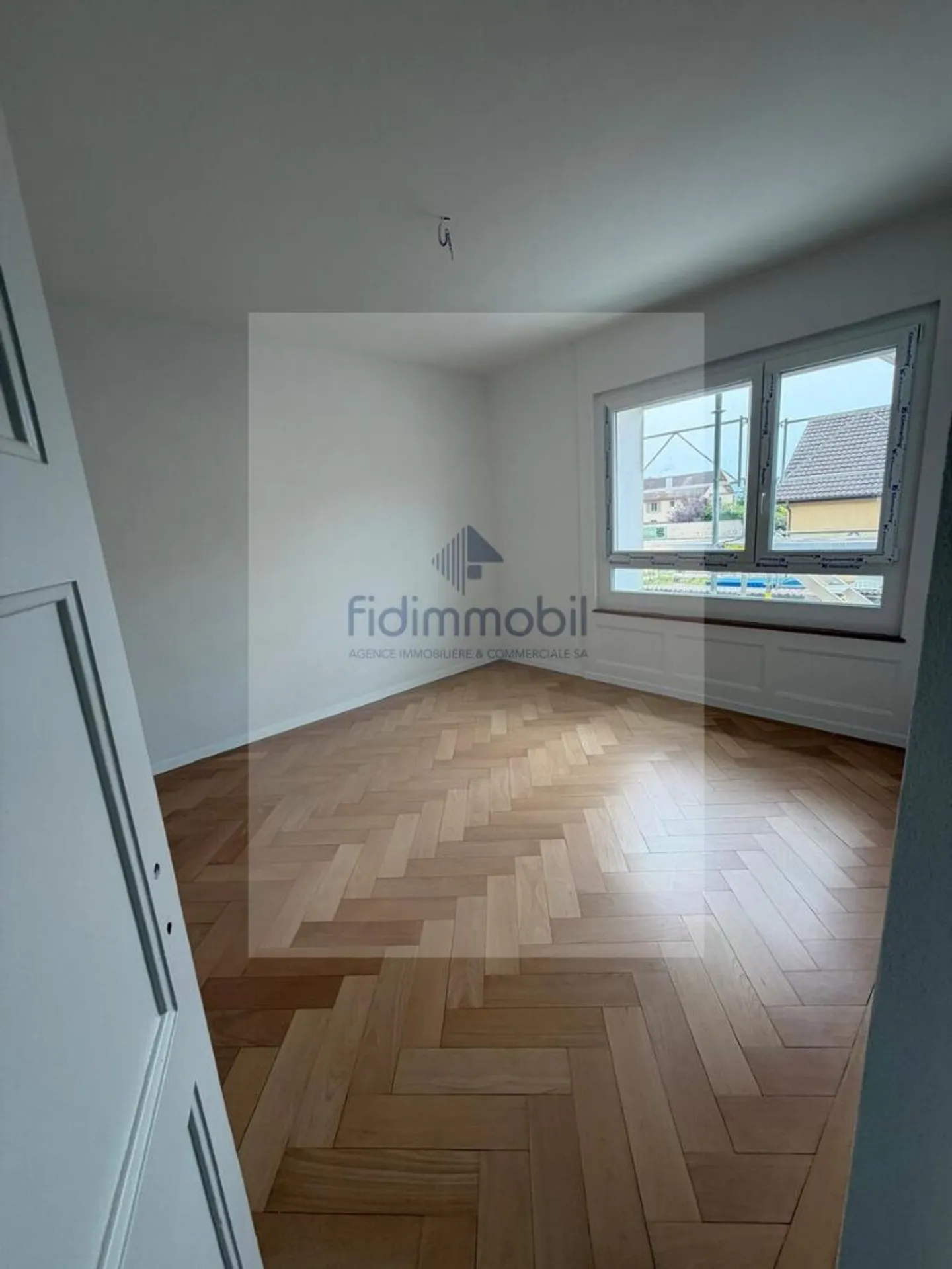 Stunning 3.5-room apartment fully renovated, located on the ground floor - Photo 3 of 4