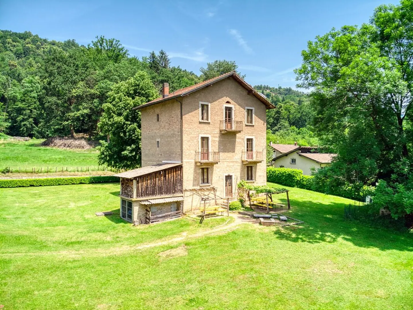 Multi-family house "Roncaccio" with project for 6 apartments and large building land - Photo 1 of 6