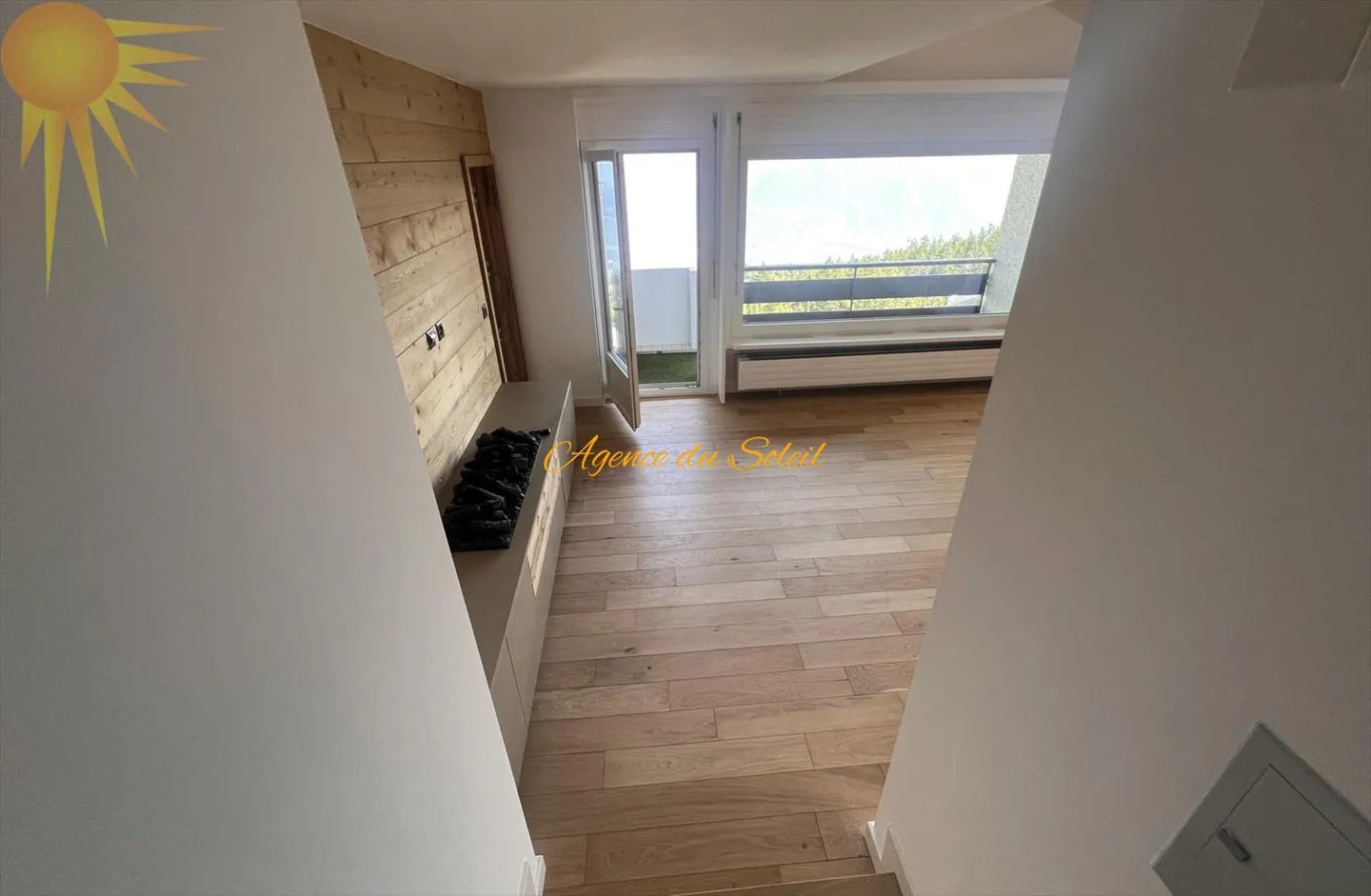 Prachtvolle 4.5-Zimmer-Dachwohnung, komplett renoviert im Jahr 2023! - Foto 4 von 13