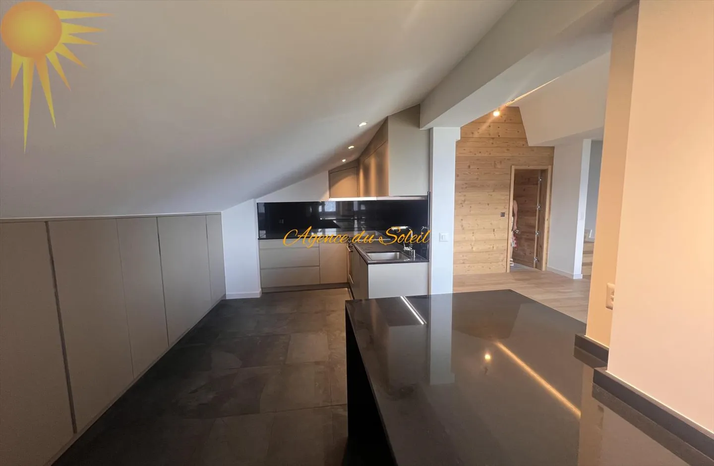 Prachtvolle 4.5-Zimmer-Dachwohnung, komplett renoviert im Jahr 2023! - Foto 9 von 13