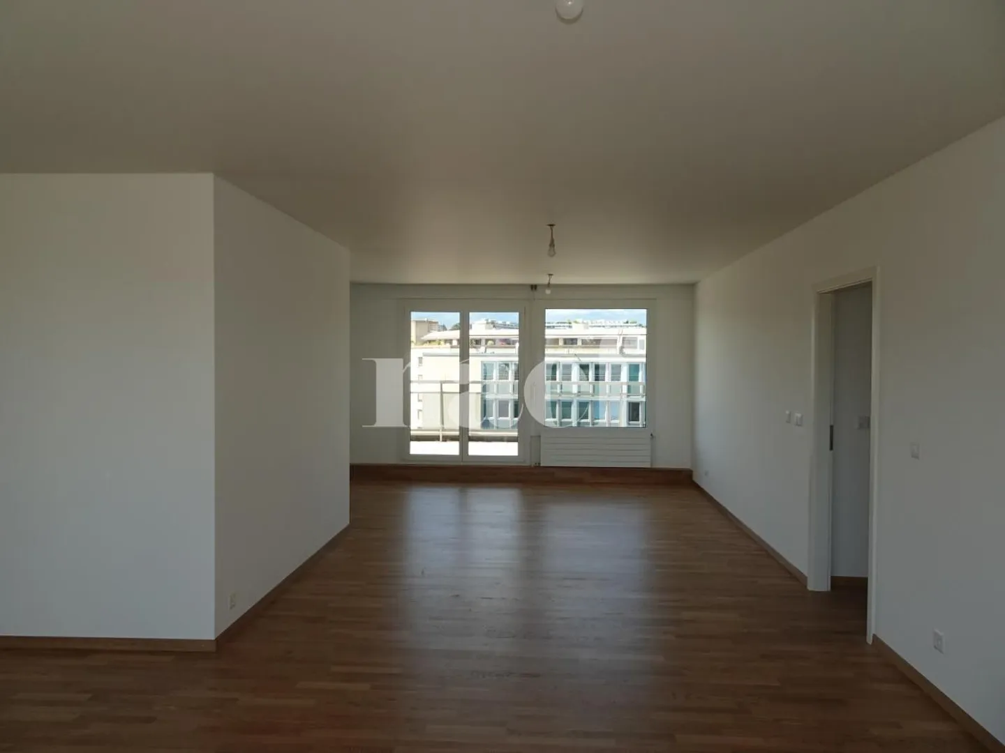 Appartement rénové avec terrasses - Photo 2 sur 12