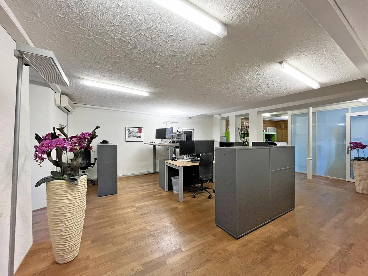Espace de bureau au rez-de-chaussée, y compris cave voûtée/unité commerciale divisible à louer - Photo 1 sur 13
