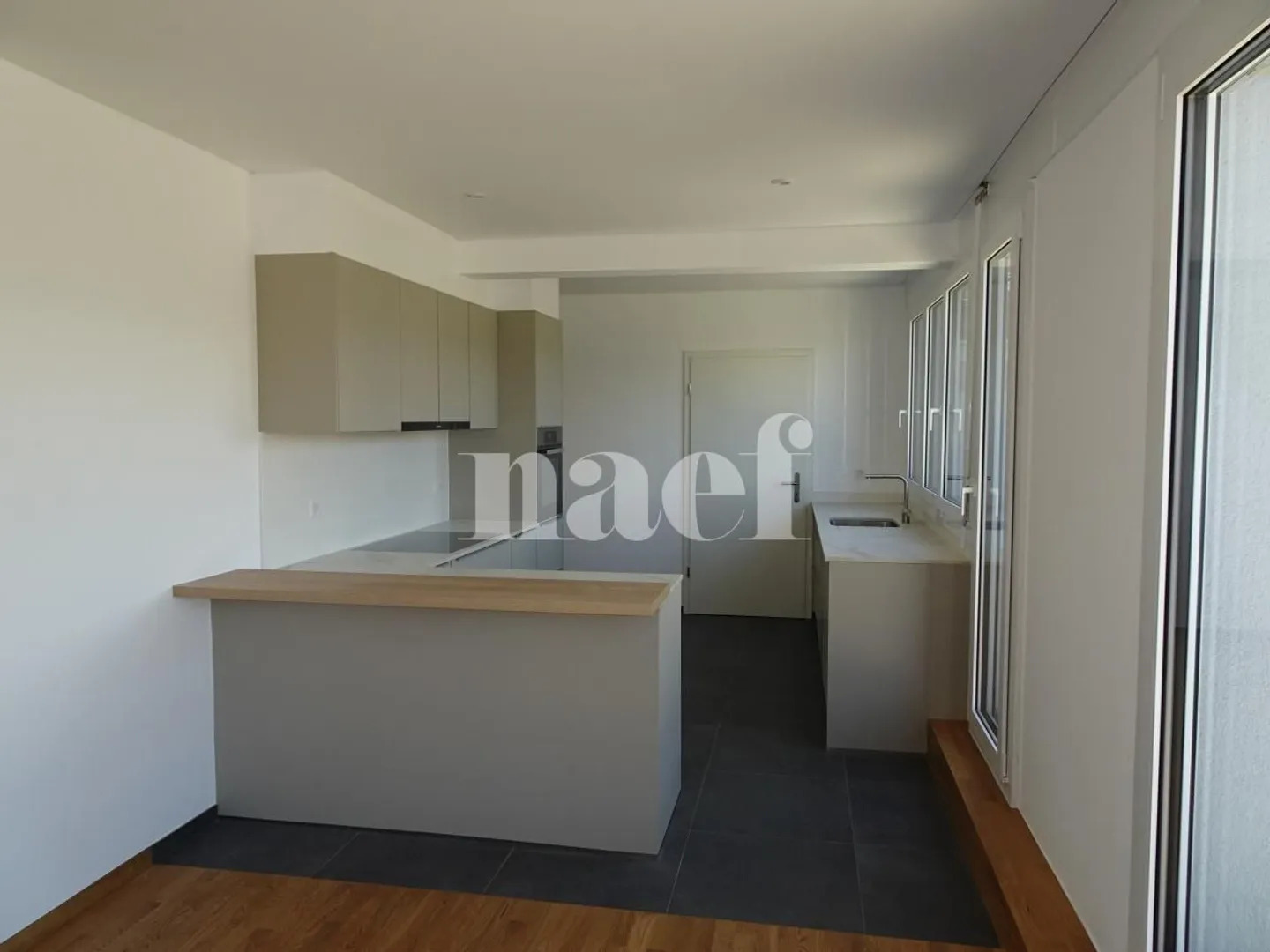 Appartement rénové avec terrasses - Photo 3 sur 12