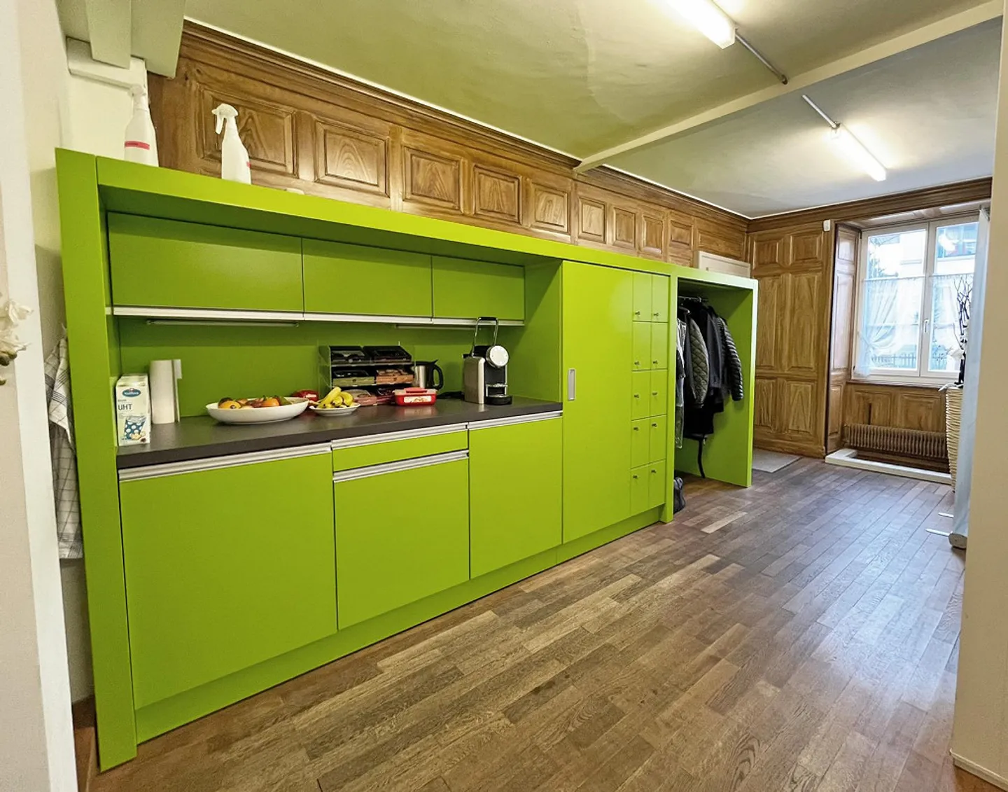 Espace de bureau au rez-de-chaussée, y compris cave voûtée/unité commerciale divisible à louer - Photo 3 sur 13