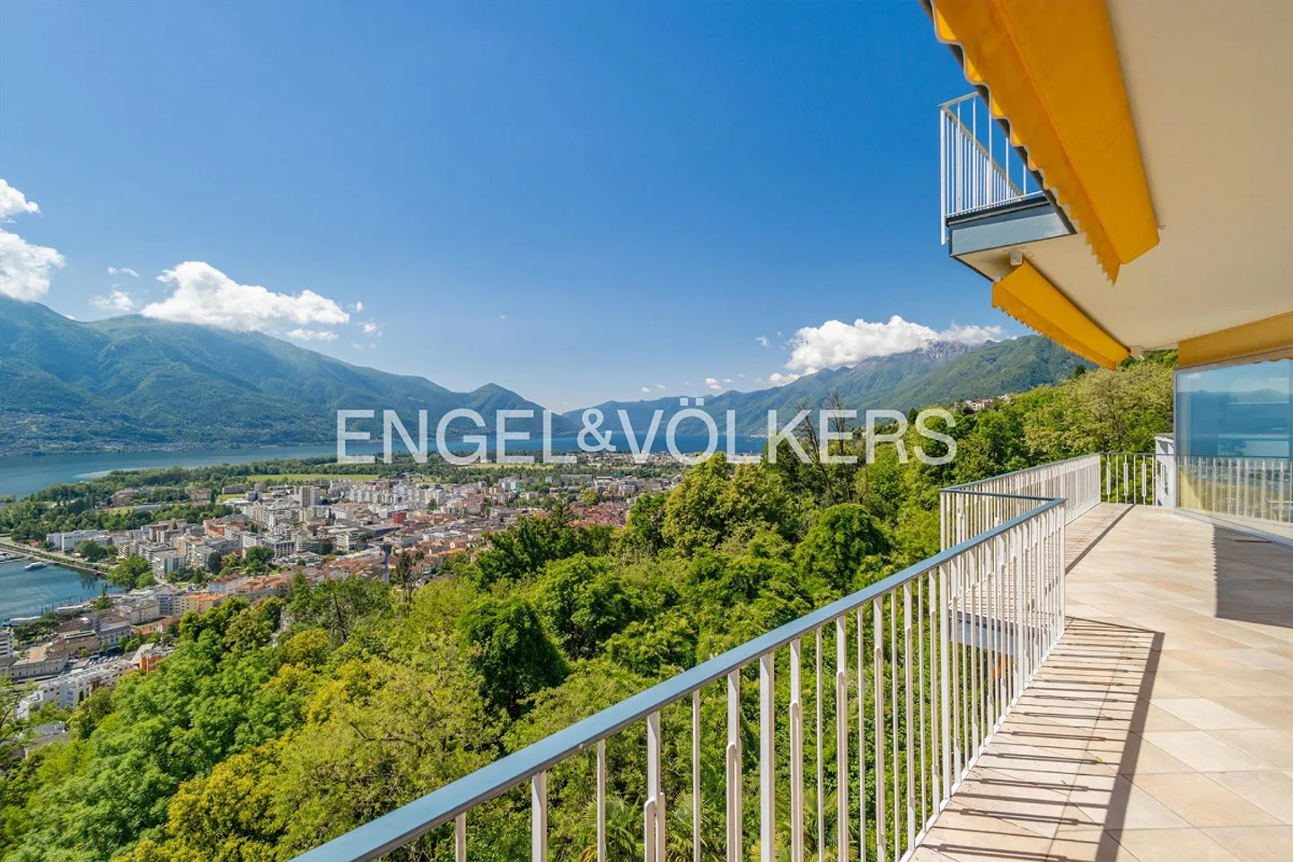 Traumhafter Panoramablick ? Renovierte 3.5 Zi.-Wohnung mit grosser Ter - Foto 2 von 13