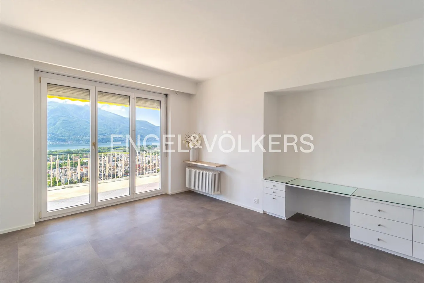 Traumhafter Panoramablick ? Renovierte 3.5 Zi.-Wohnung mit grosser Ter - Foto 8 von 13