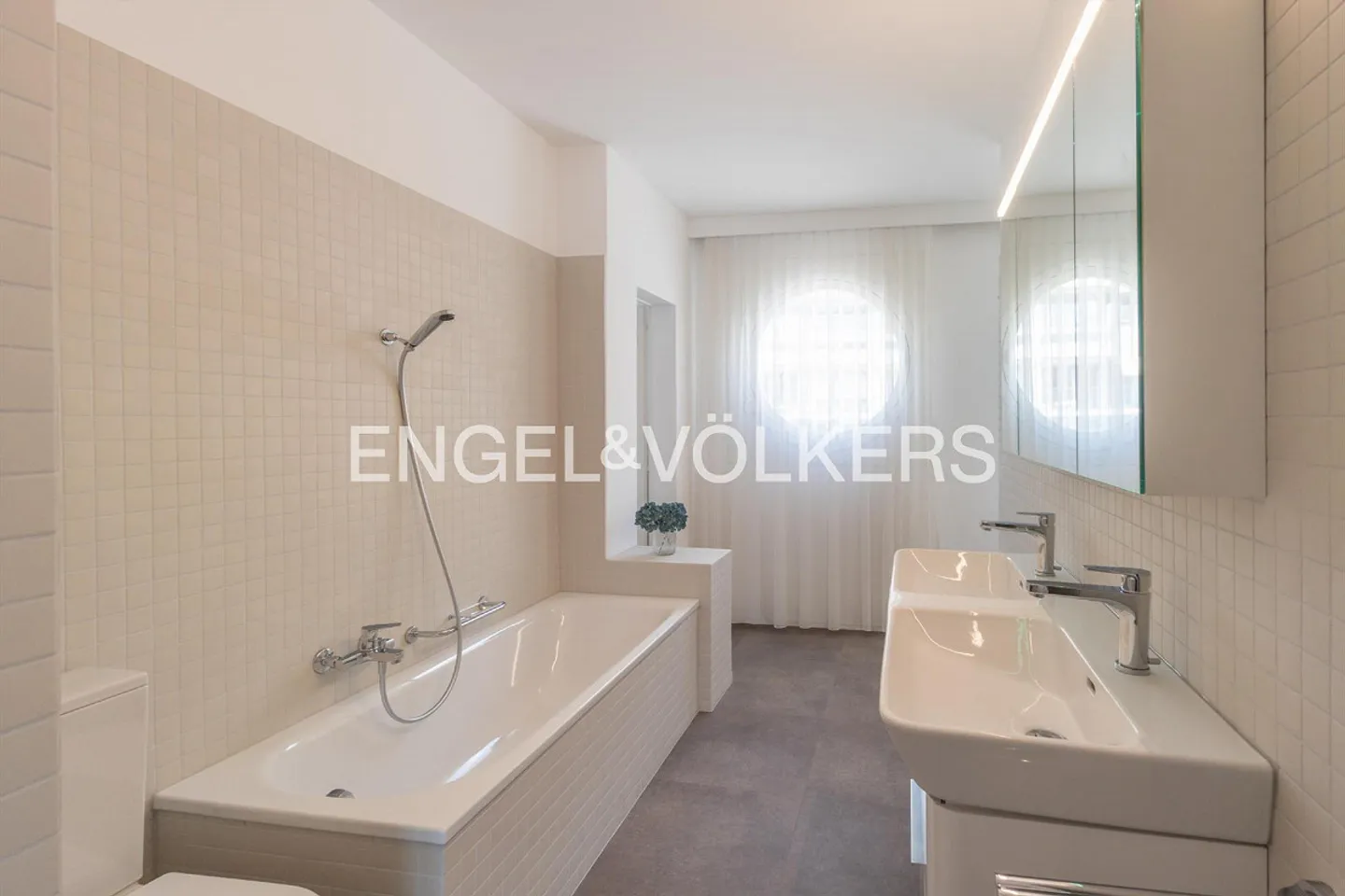 Traumhafter Panoramablick ? Renovierte 3.5 Zi.-Wohnung mit grosser Ter - Foto 10 von 13