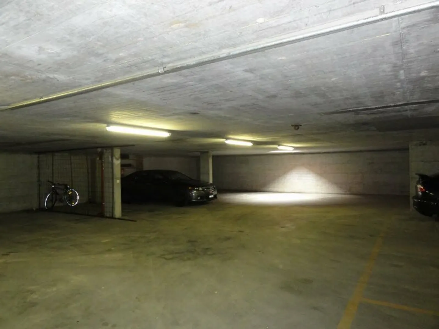 Place de parc intérieure dans parking fermé - Photo 1 sur 2