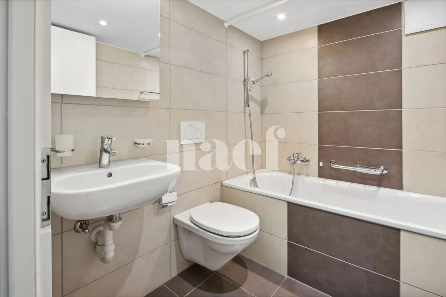 Beautiful atypical apartment in the heart of the city. - Photo 2 of 12