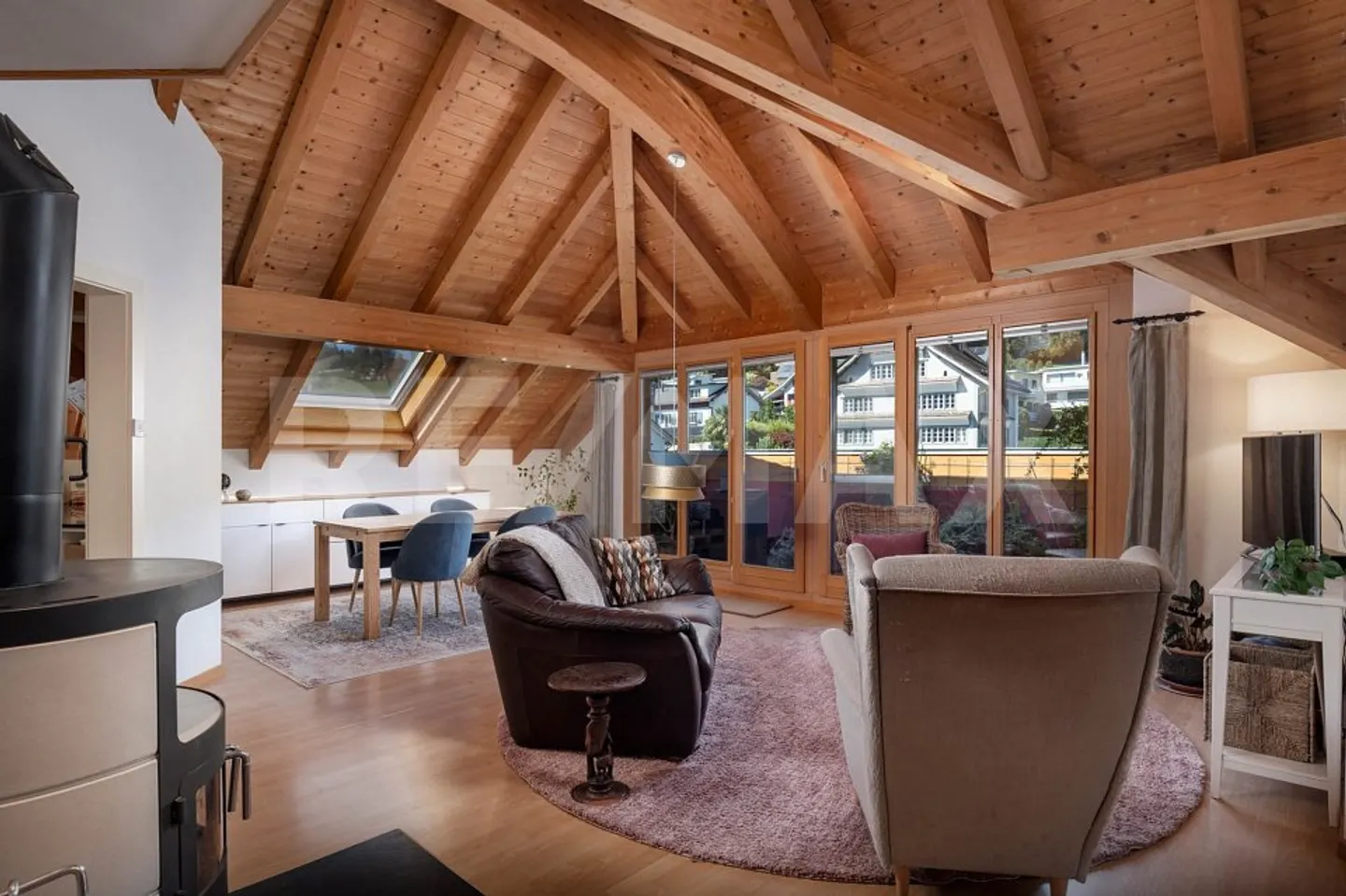 Special living experience in the middle of Tuggen! Large 3.5-room penthouse apartment with gallery for sale - Photo 3 of 13