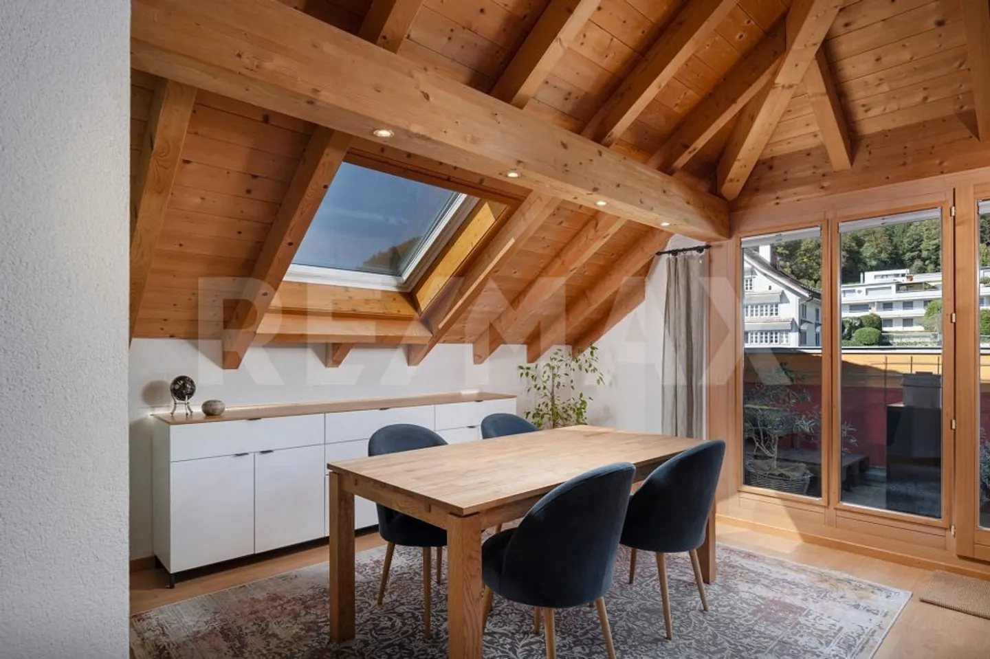 Special living experience in the middle of Tuggen! Large 3.5-room penthouse apartment with gallery for sale - Photo 5 of 13