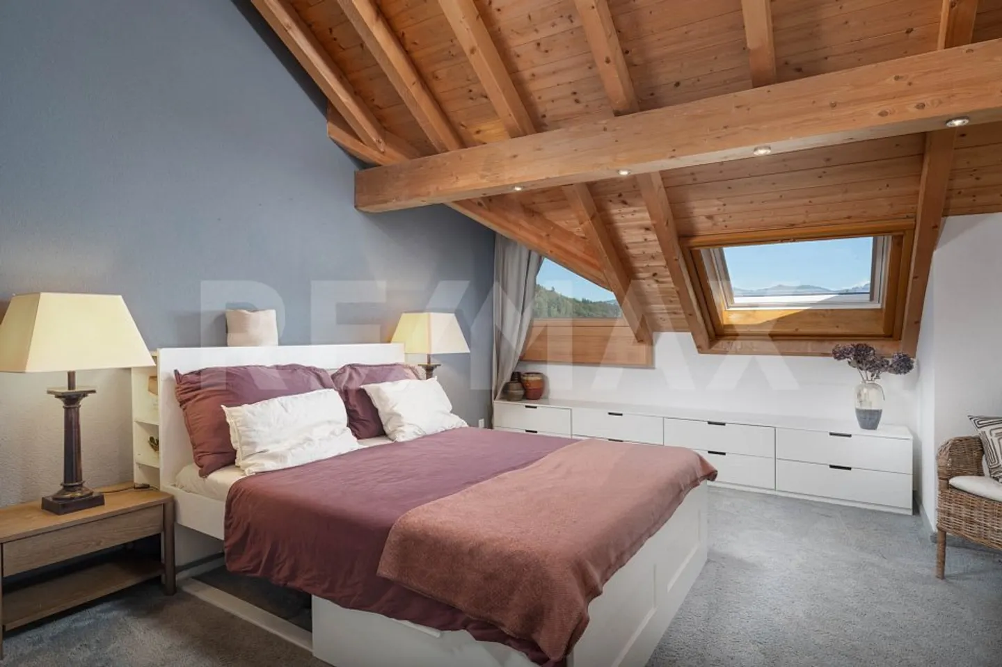 Special living experience in the middle of Tuggen! Large 3.5-room penthouse apartment with gallery for sale - Photo 9 of 13