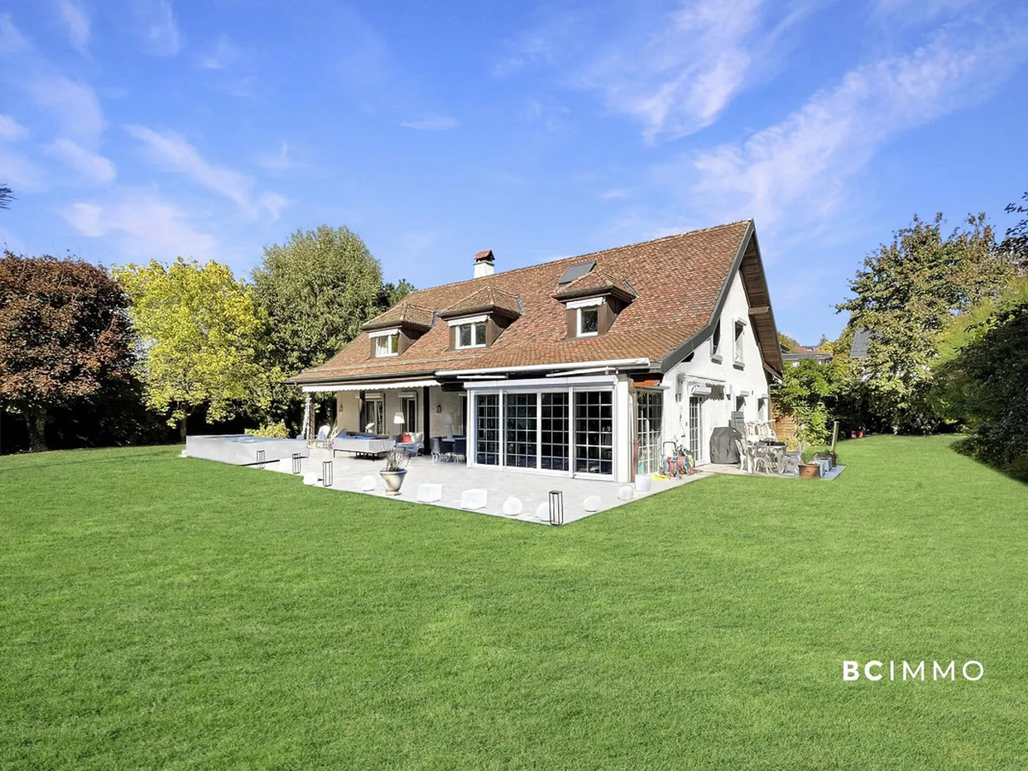 Villa élégante avec piscine intérieure - Photo 1 sur 9