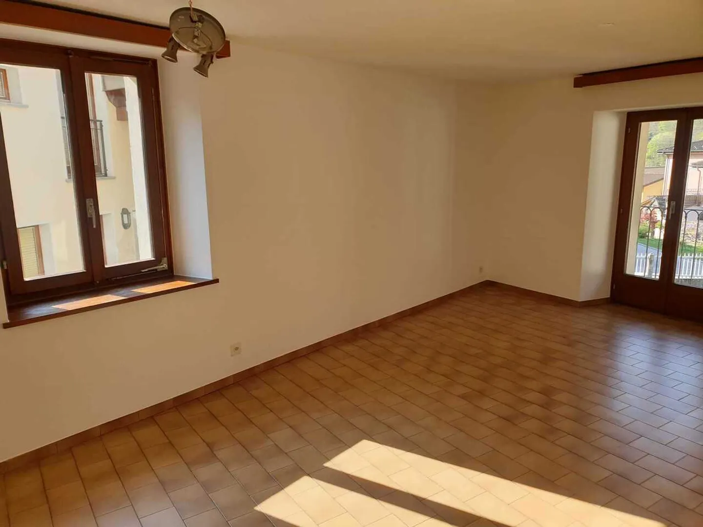 For rent completely renovated apartment - Photo 4 of 11