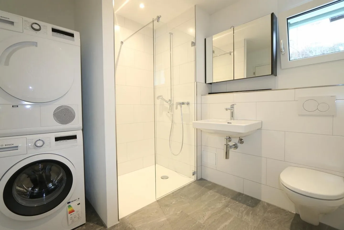 Modernes Apartment mit Sitzplatz - Foto 3 von 5