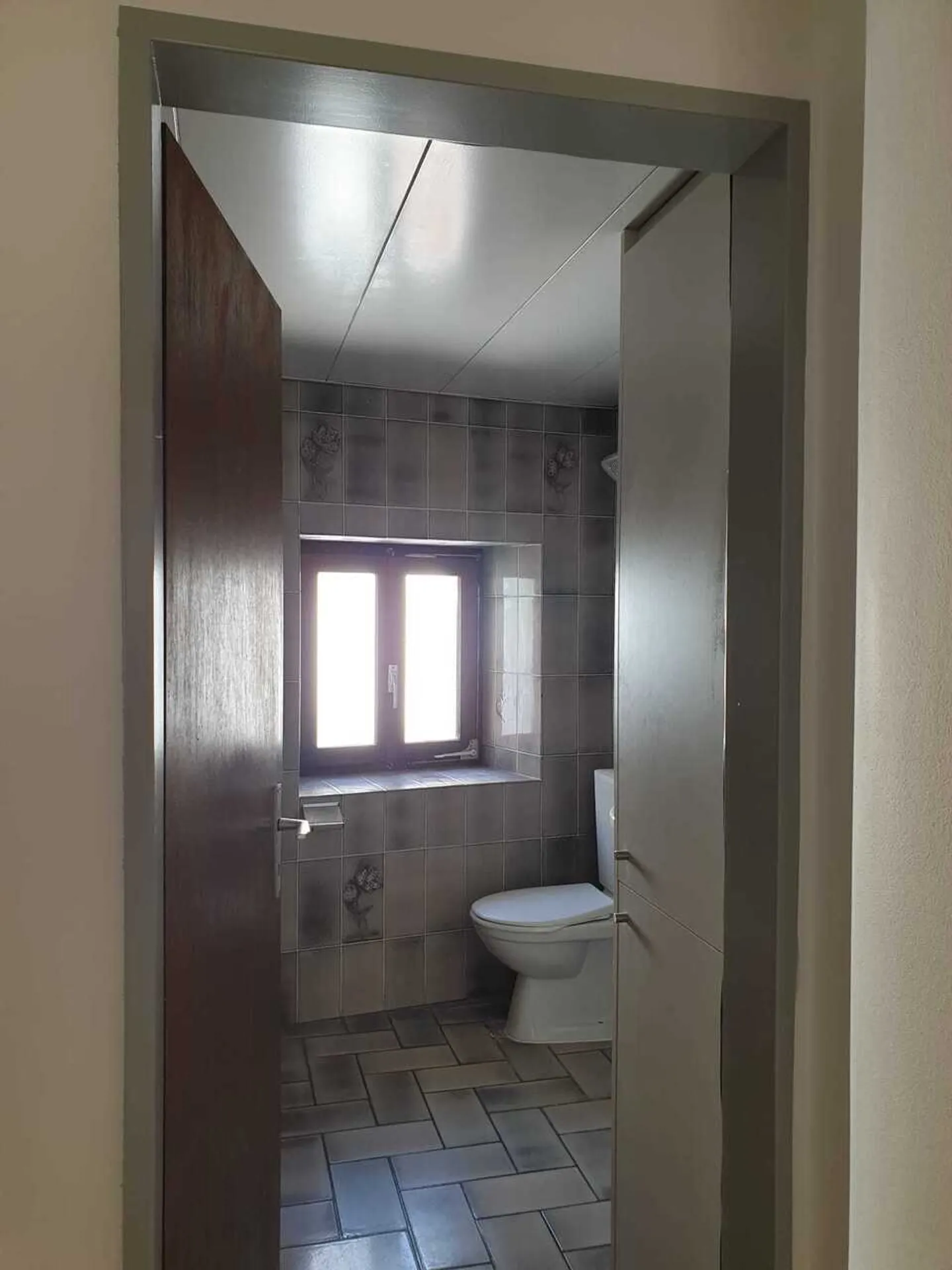 For rent completely renovated apartment - Photo 10 of 11