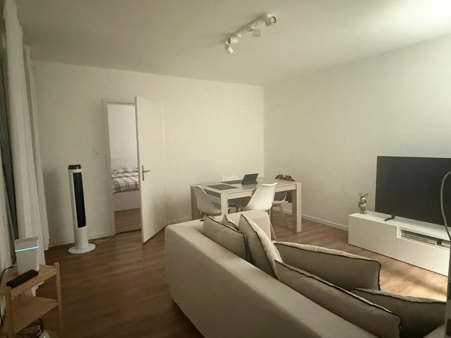 Modern & Functional 3-Rooms Apartment in Zurich Oerlikon - Photo 1 of 9