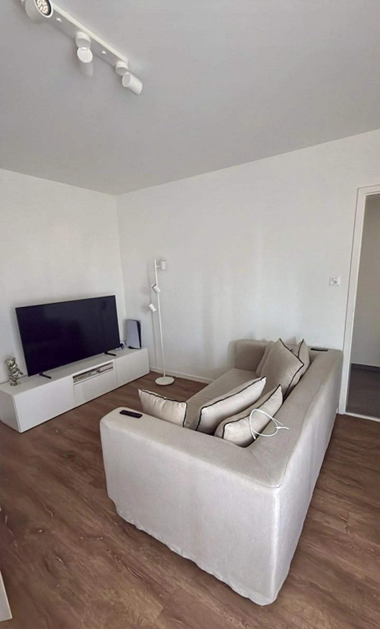 Modern & Functional 3-Rooms Apartment in Zurich Oerlikon - Photo 2 of 9