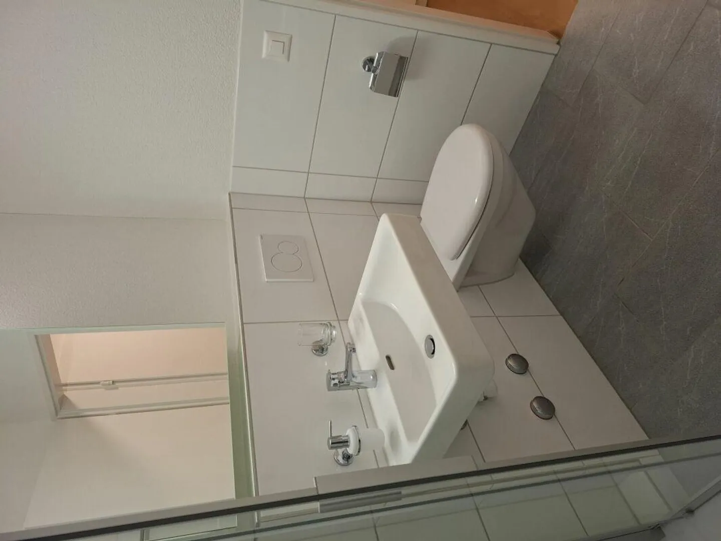 Small but nice near the train station and care - Photo 4 of 10