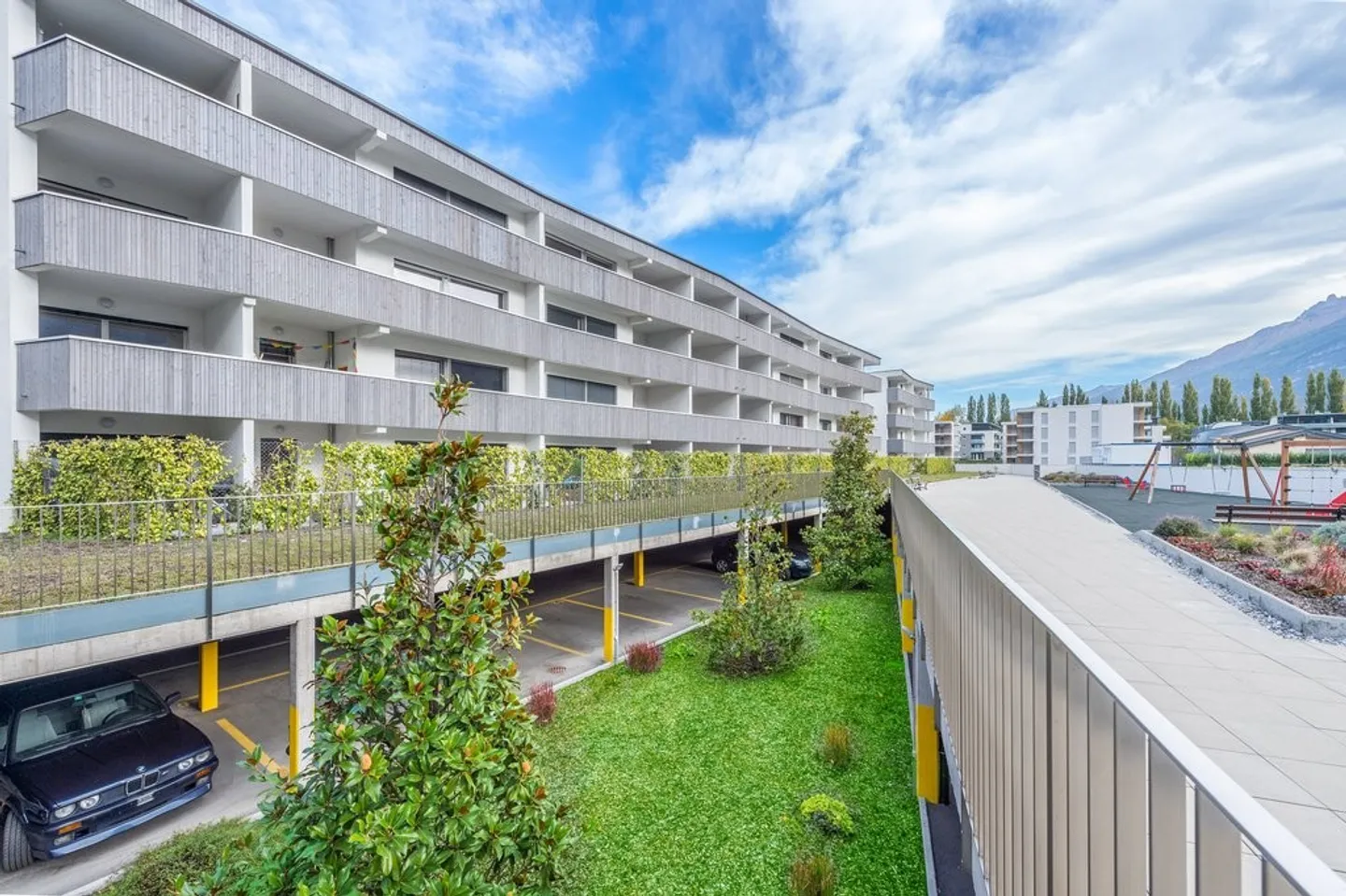 «Cherchez-vous un parking couvert à l'abri des intempéries» - Foto 1 von 2