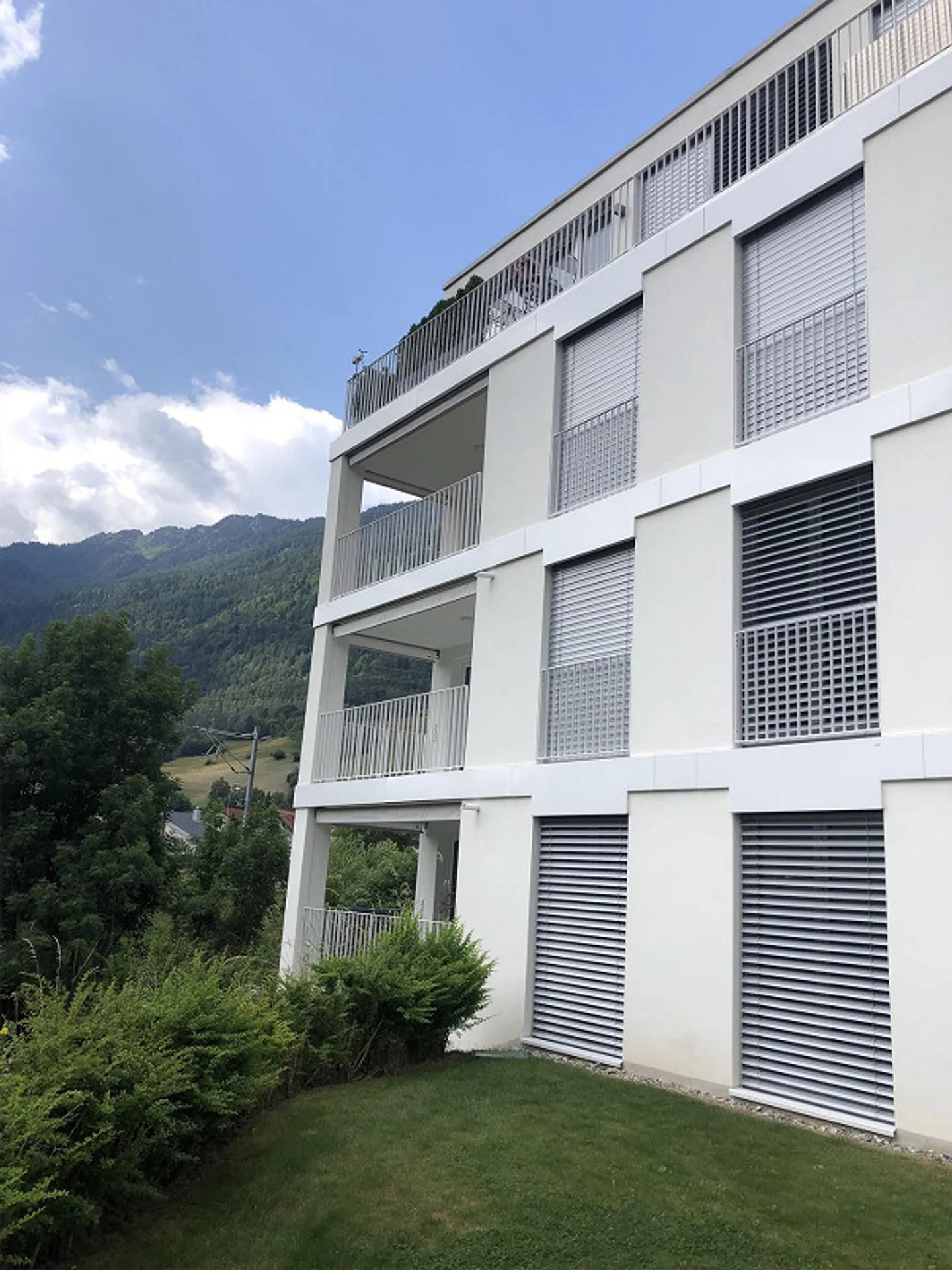 Appartamento moderno di 4,5 locali a Rhäzüns (incluso posto auto in garage sotterraneo) - Foto 1 di 16