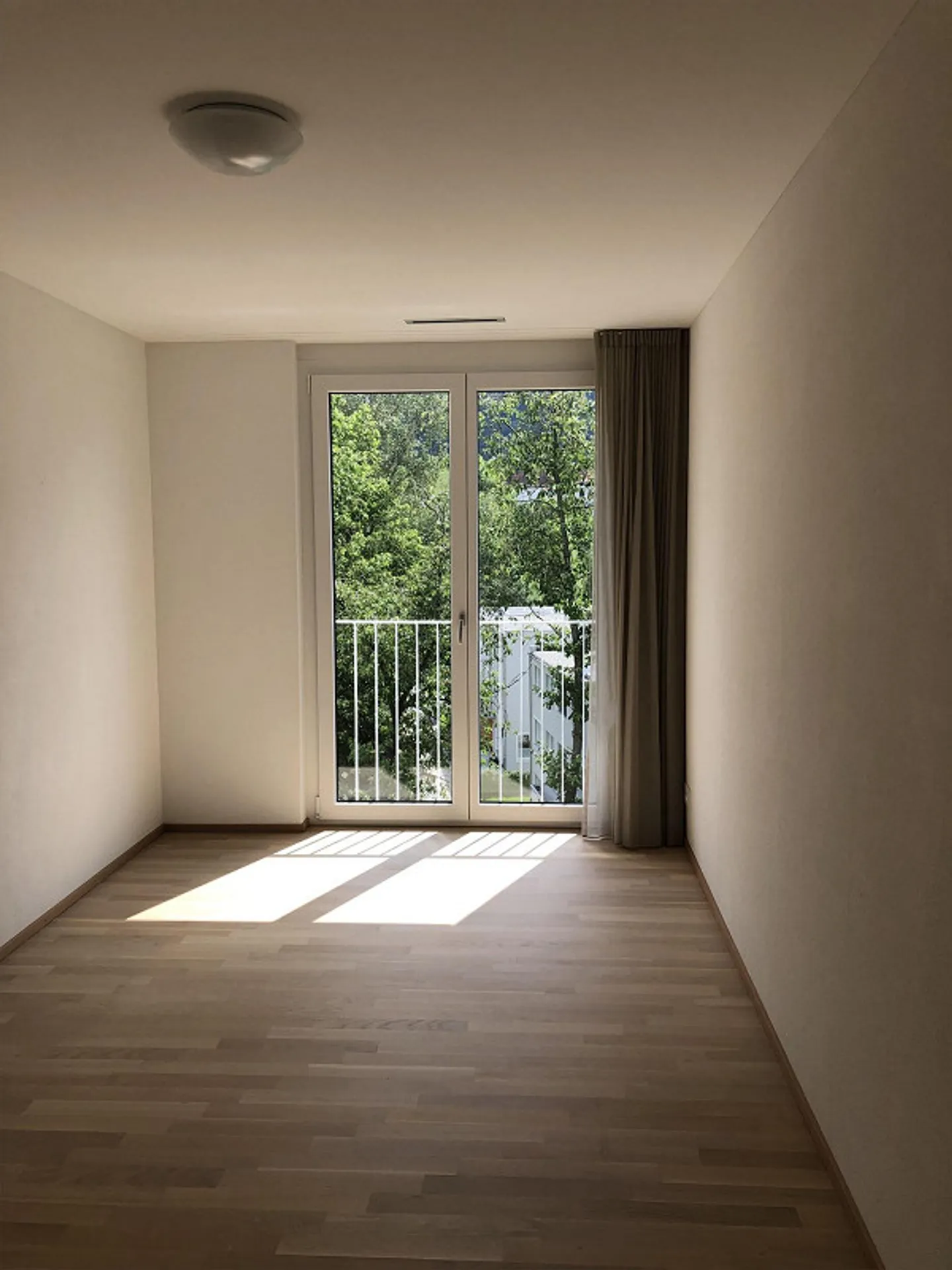 Appartamento moderno di 4,5 locali a Rhäzüns (incluso posto auto in garage sotterraneo) - Foto 12 di 16