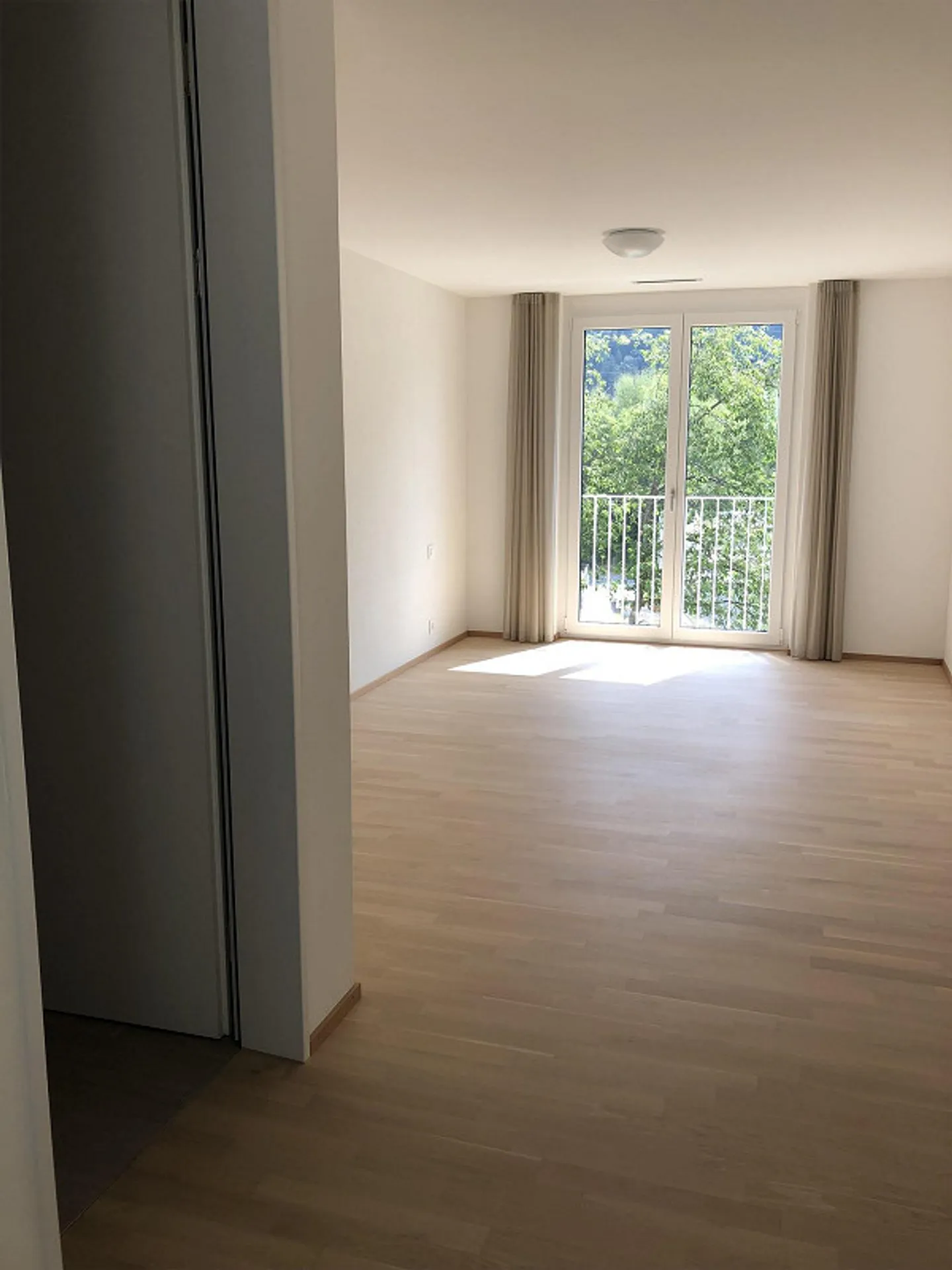 Appartamento moderno di 4,5 locali a Rhäzüns (incluso posto auto in garage sotterraneo) - Foto 13 di 16