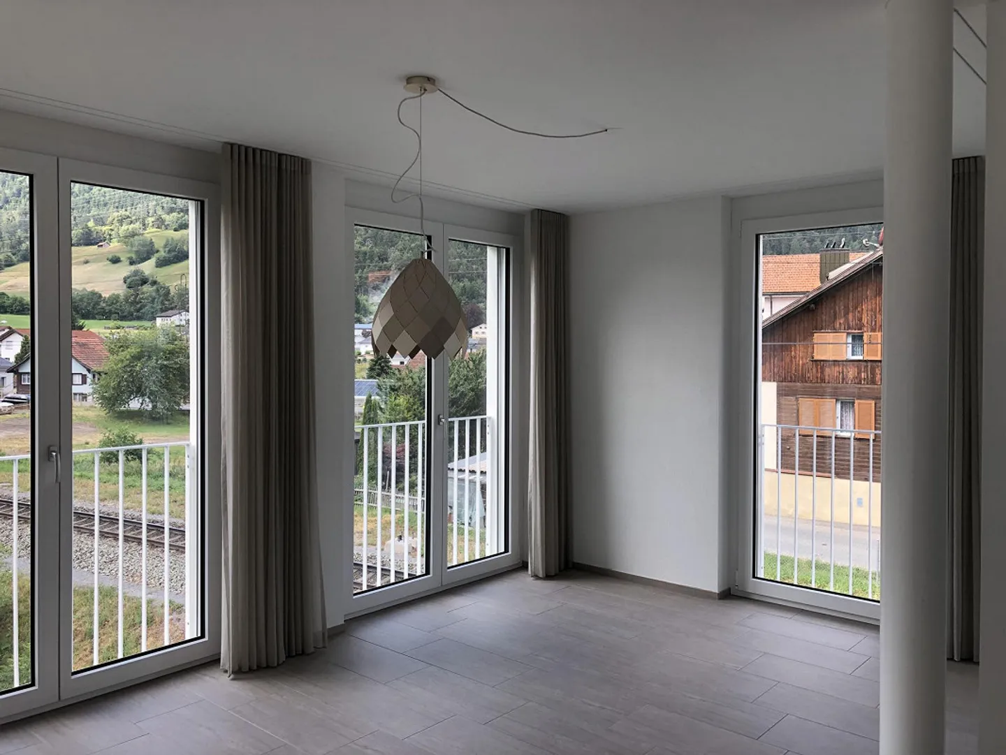 Appartamento moderno di 4,5 locali a Rhäzüns (incluso posto auto in garage sotterraneo) - Foto 2 di 16